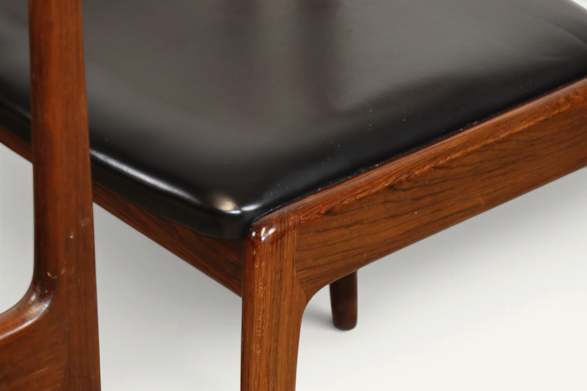 Série de 4 chaises vintage en teck et skaï noir – années 1960