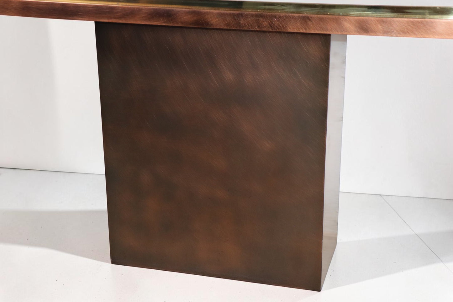 Console minimaliste en travertin et métal patiné — années 70