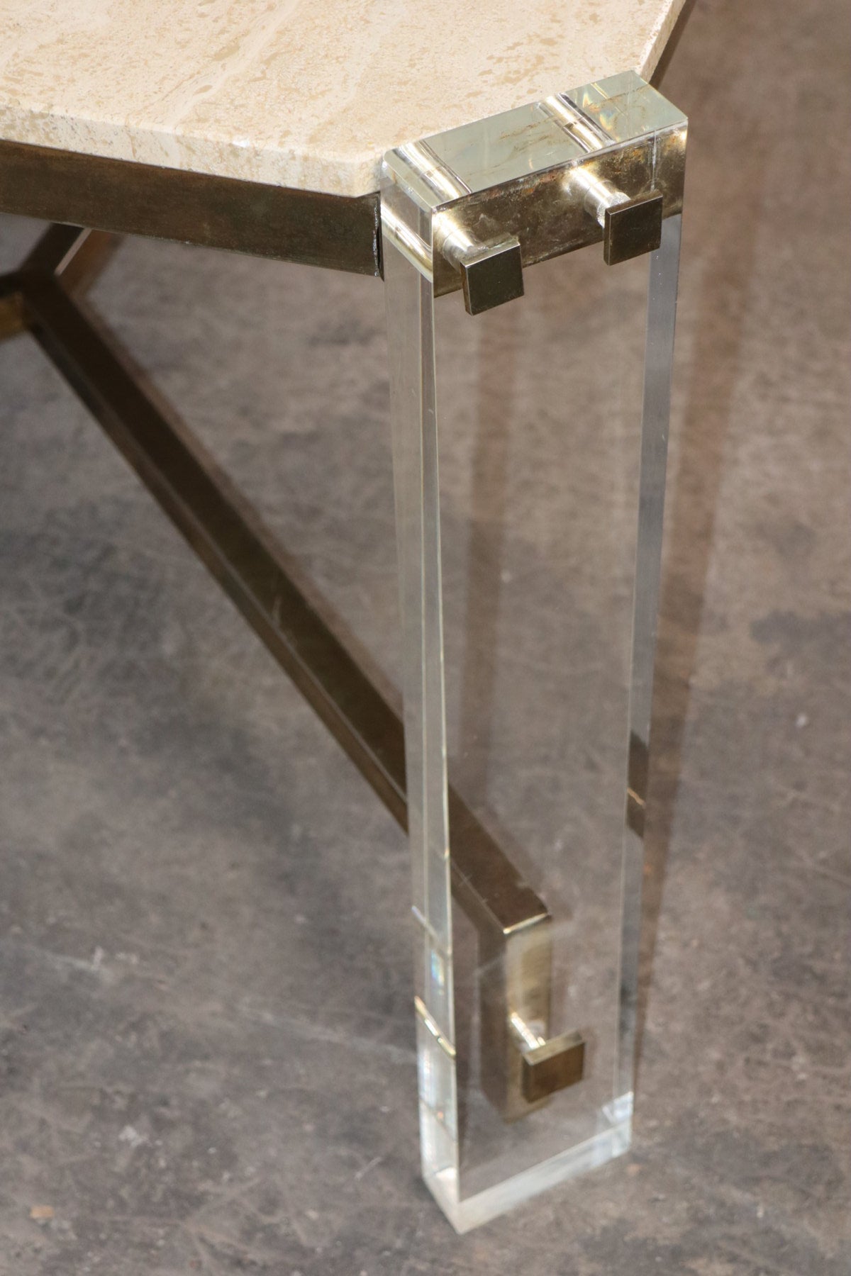 Table de repas années 70 en travertin, métal doré et plexiglas