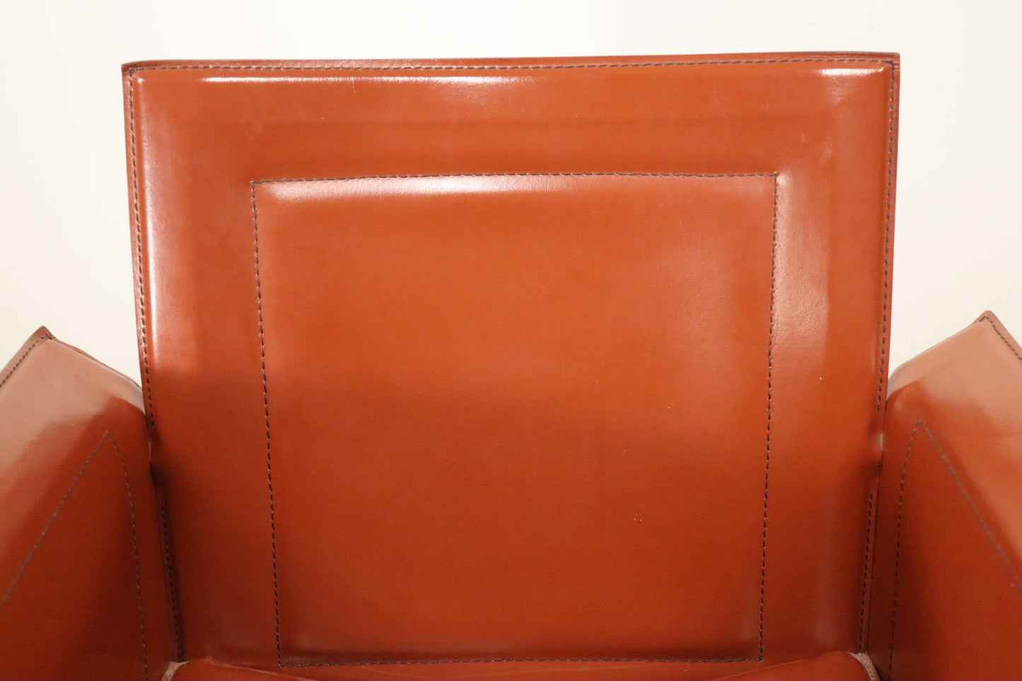 Fauteuil en cuir design minimaliste