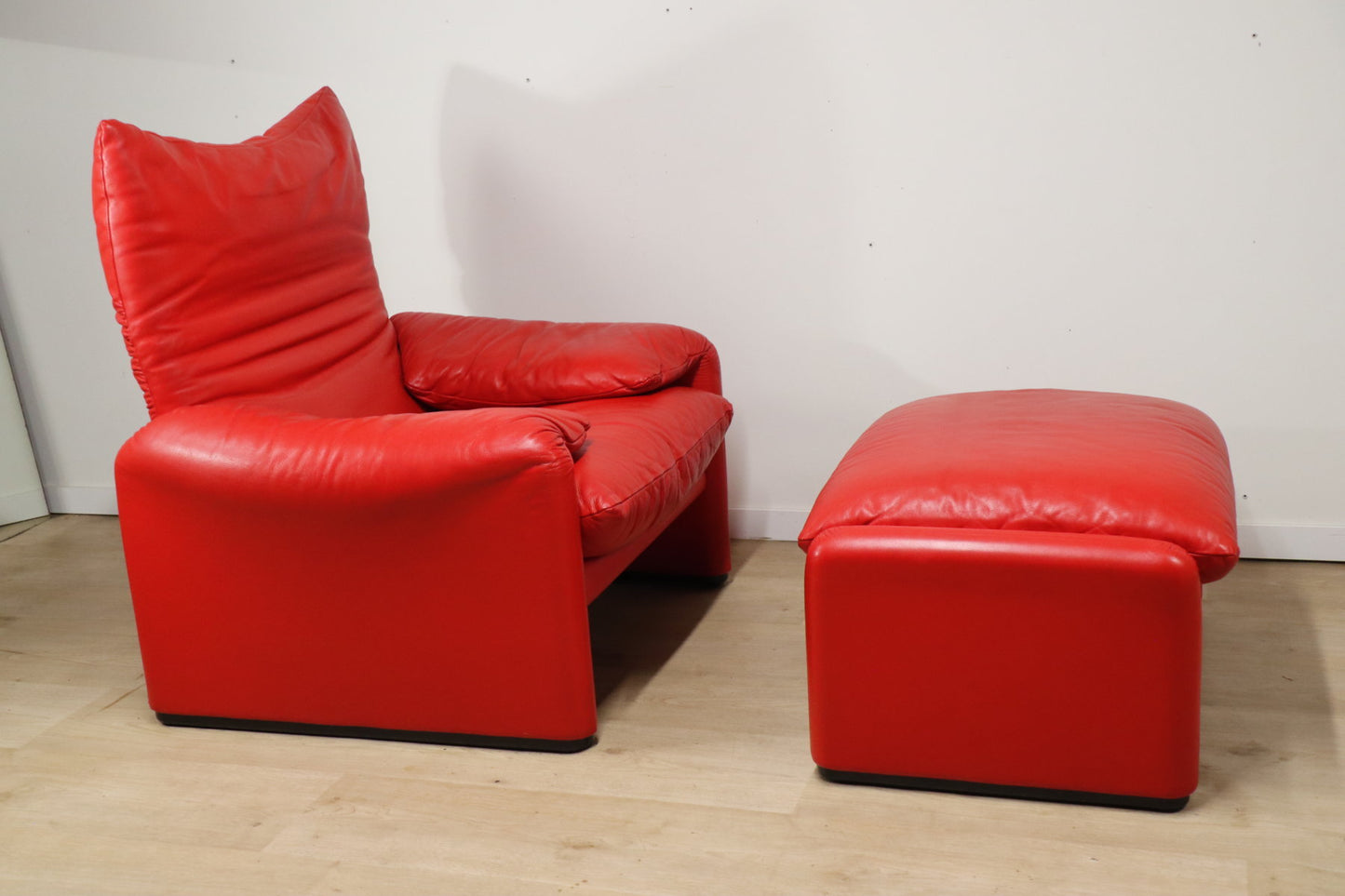 Fauteuil et ottoman Maralunga par Vico Magistretti pour Cassina