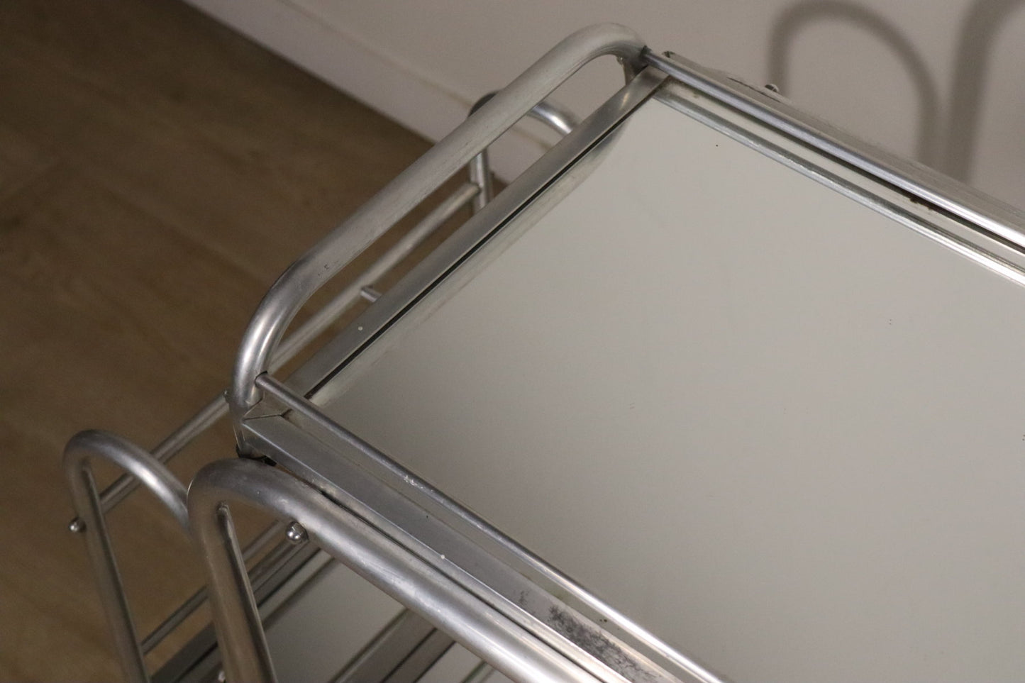 Desserte roulante vintage années 70 en métal chromé et verre miroir