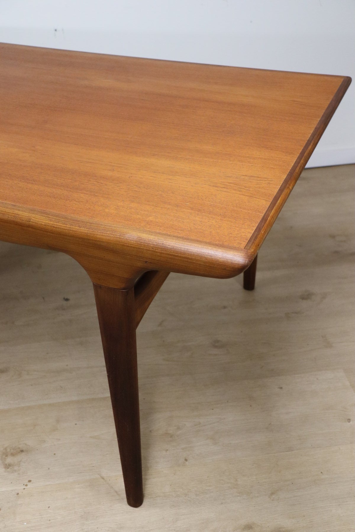 Table de repas scandinave par Johannes Andersen en teck, 1960