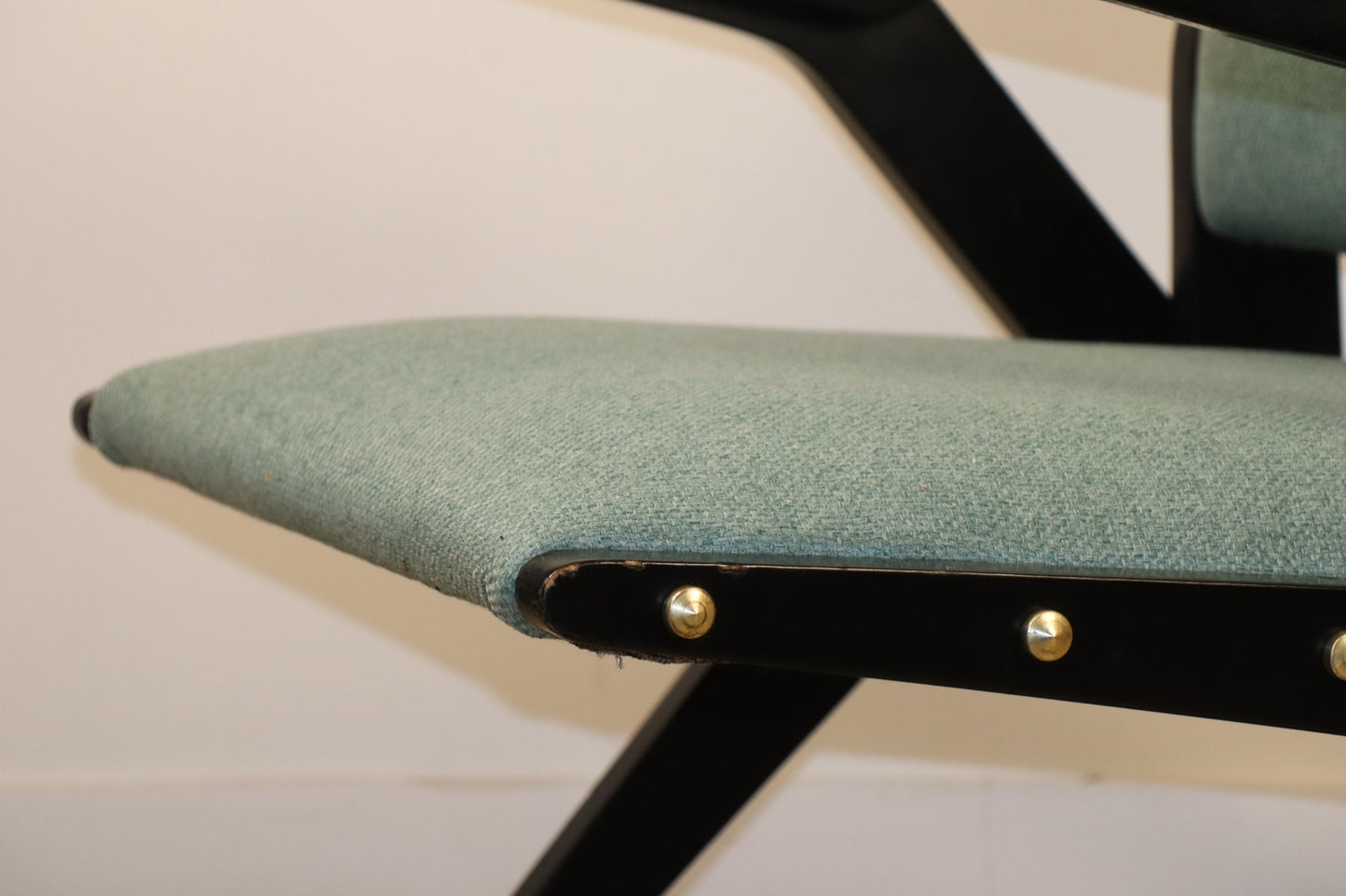 Fauteuil vintage années 60 en bois noir et tissu