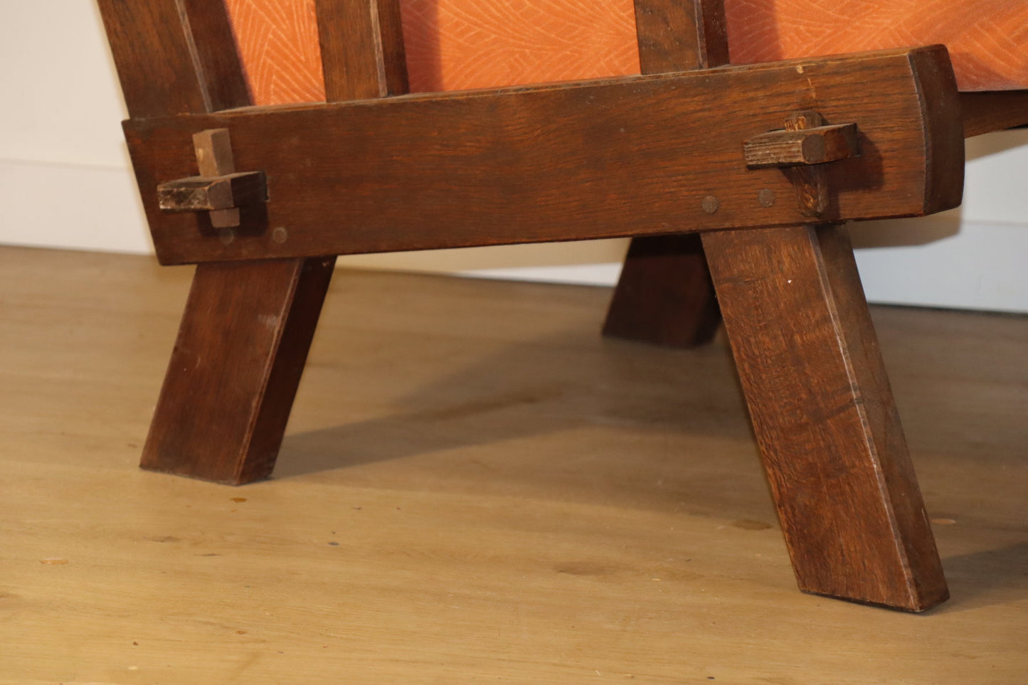 Paire de fauteuils brutalistes en chêne et velours – années 60/70