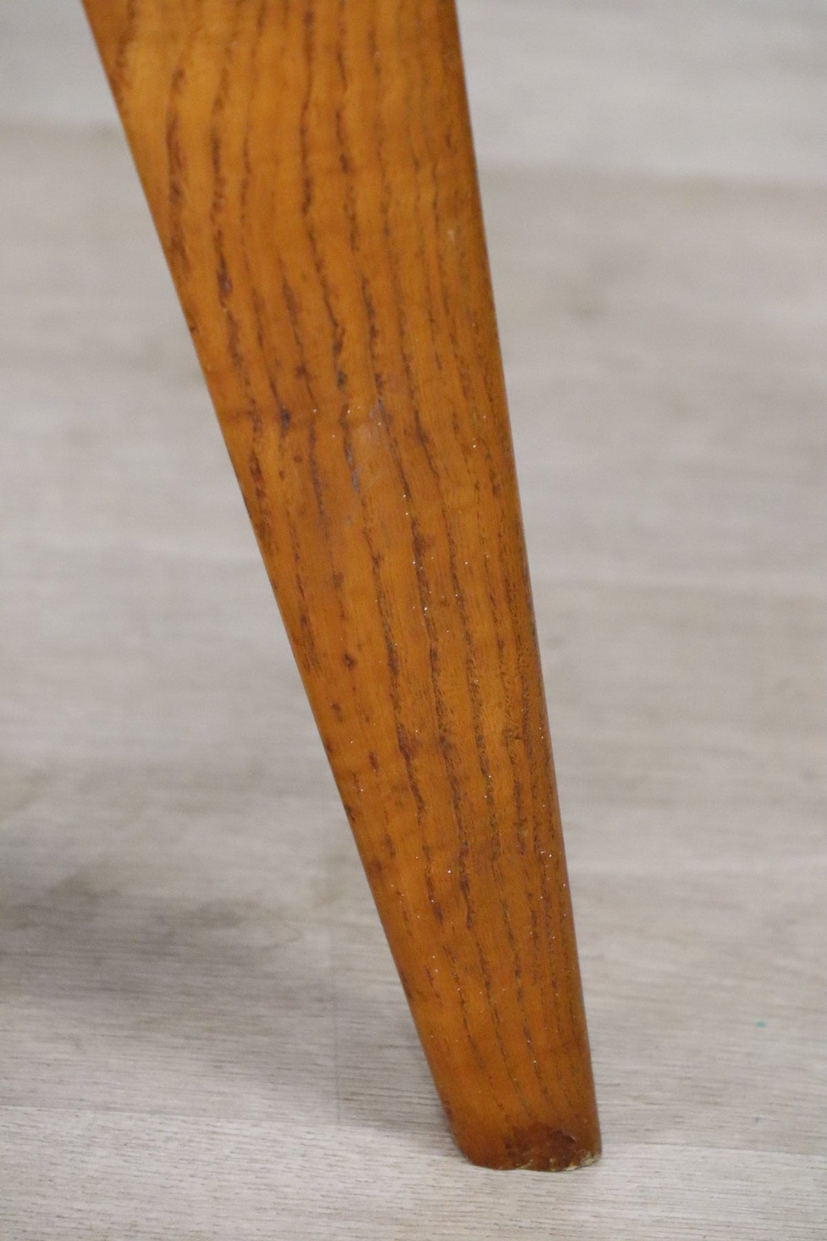 Table basse tripode en chêne années 50