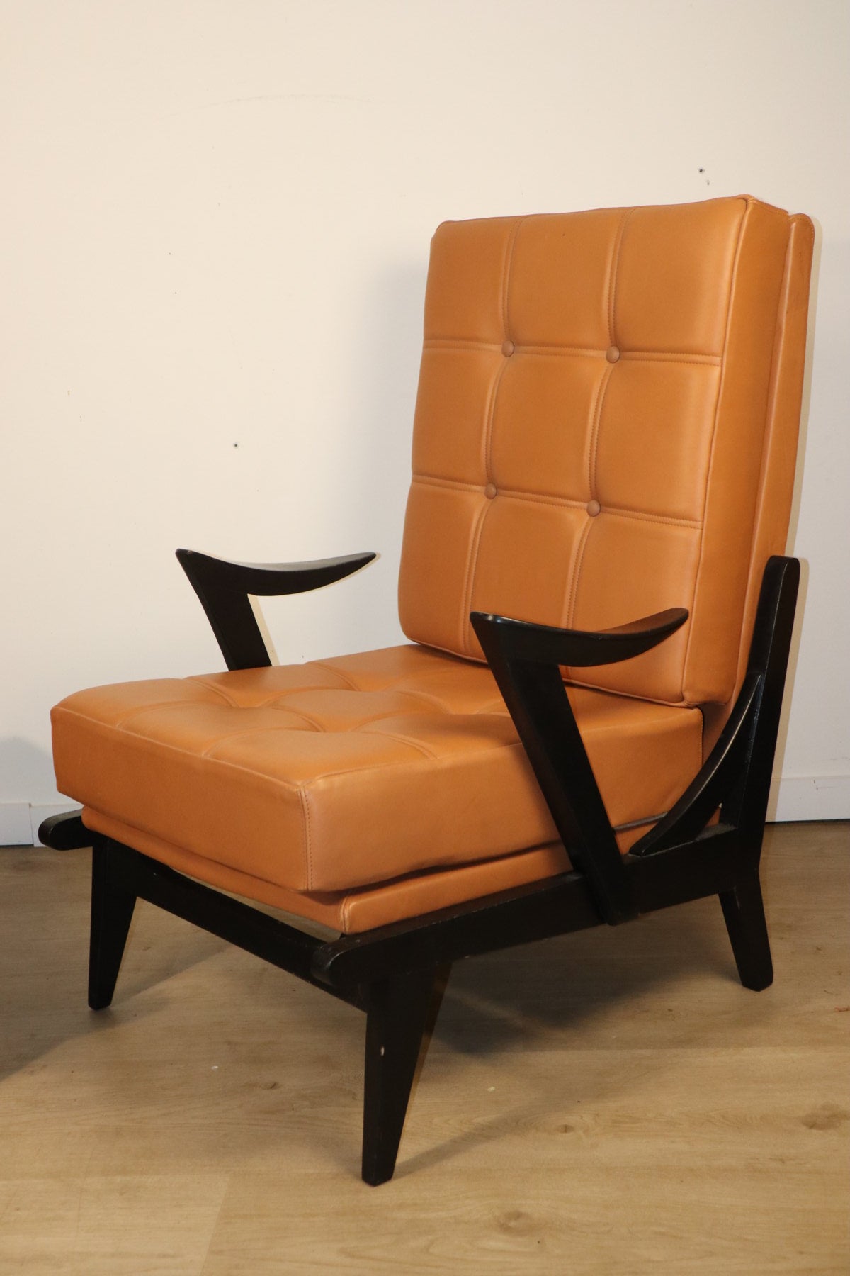 Paire de fauteuils vintage années 50 en bois noir et cuir caramel