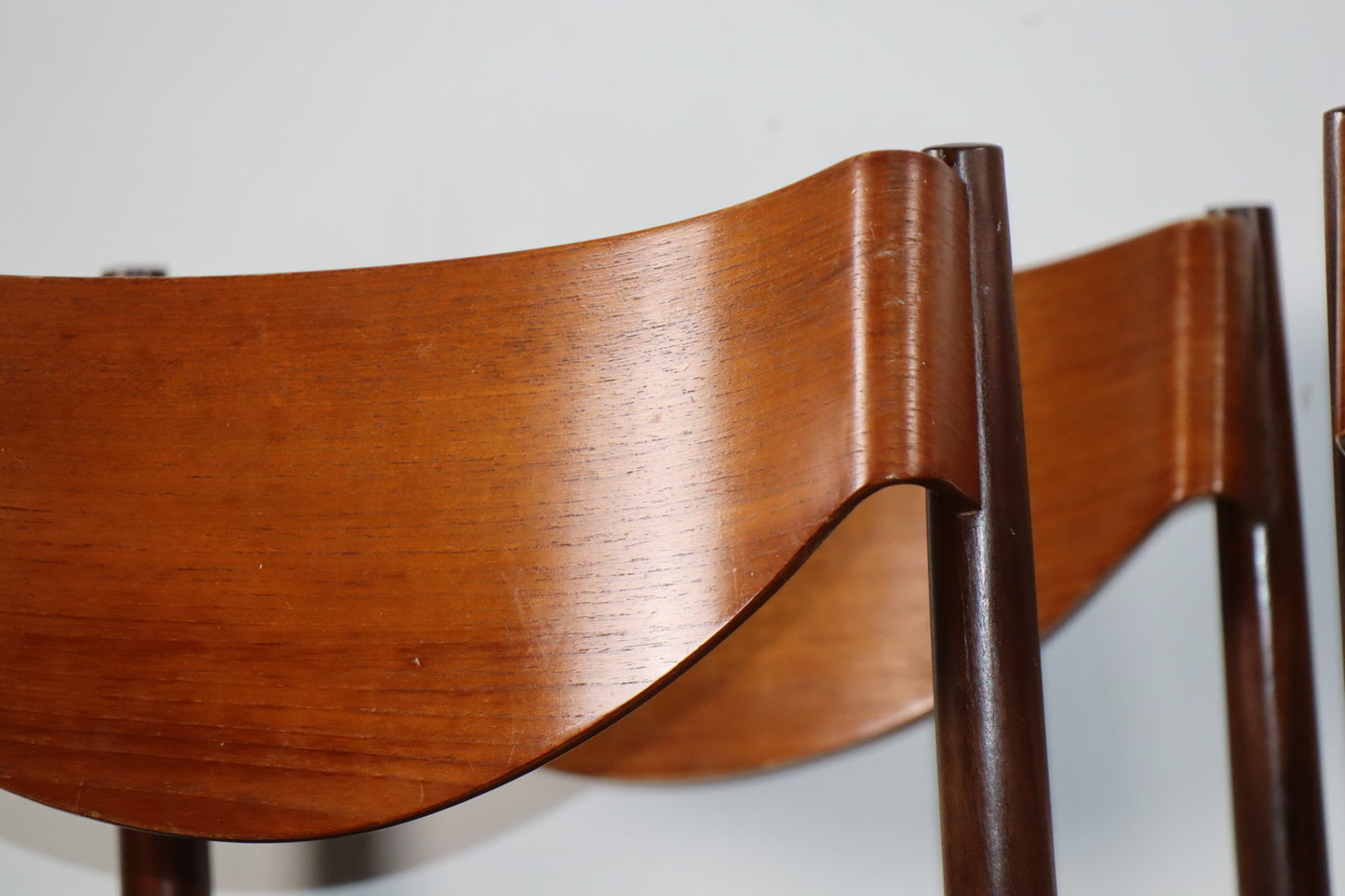 Série de 6 chaises Gianfranco Frattini en teck et skaï noir – années 60