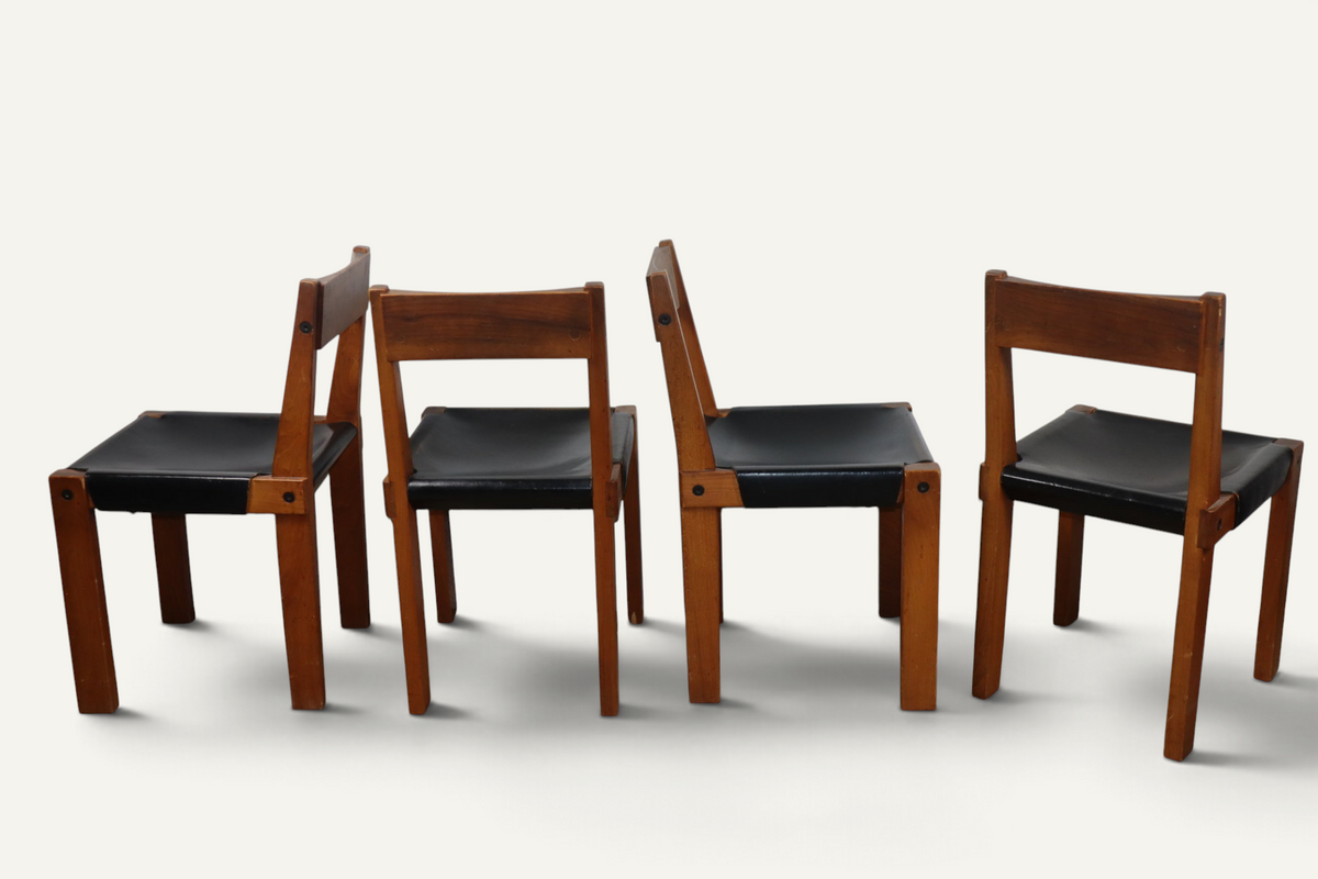 Série de 4 chaises S24 de Pierre Chapo – Orme massif et cuir noir – 1970
