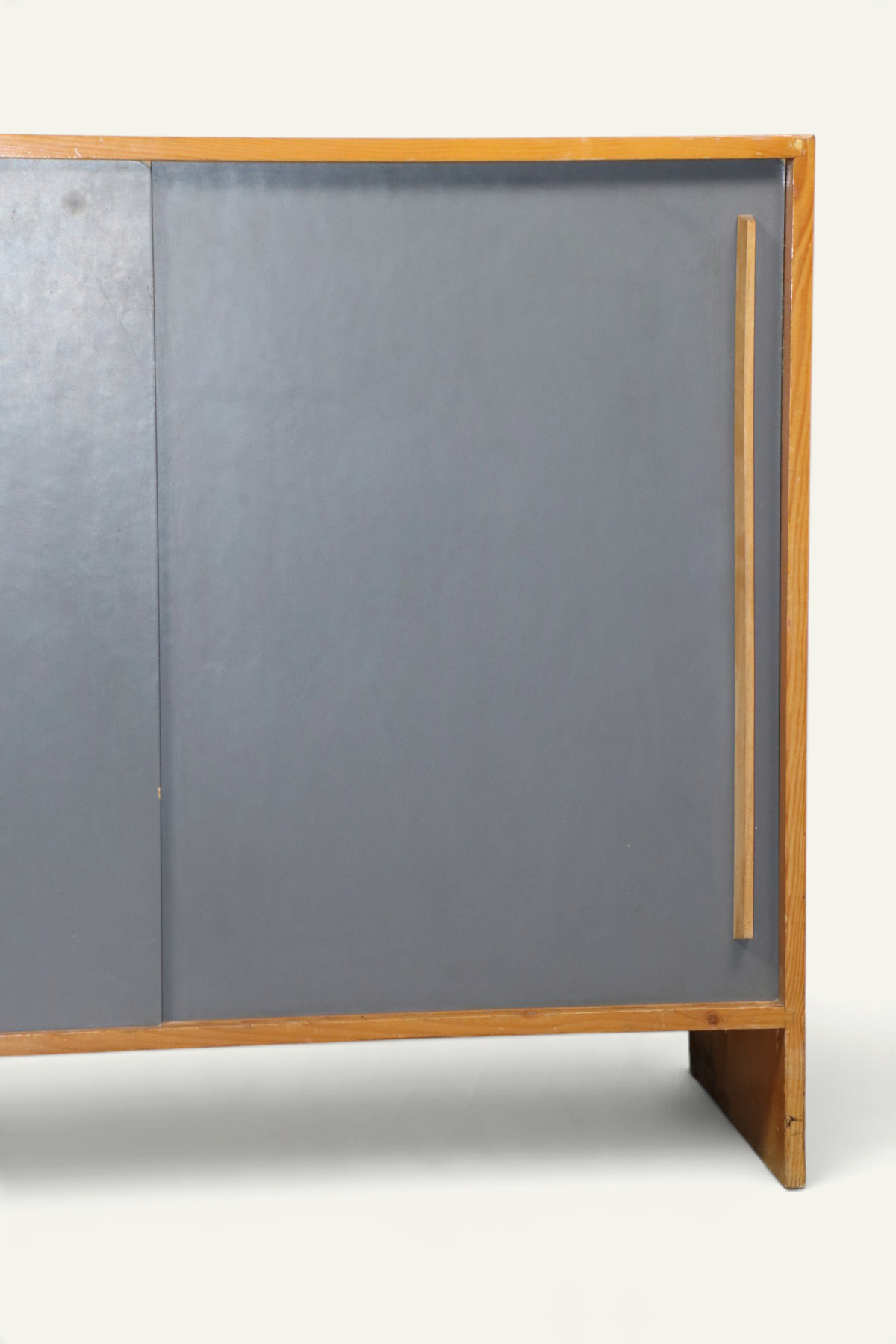 Meuble d’appoint vintage en bois à portes coulissantes – années 60