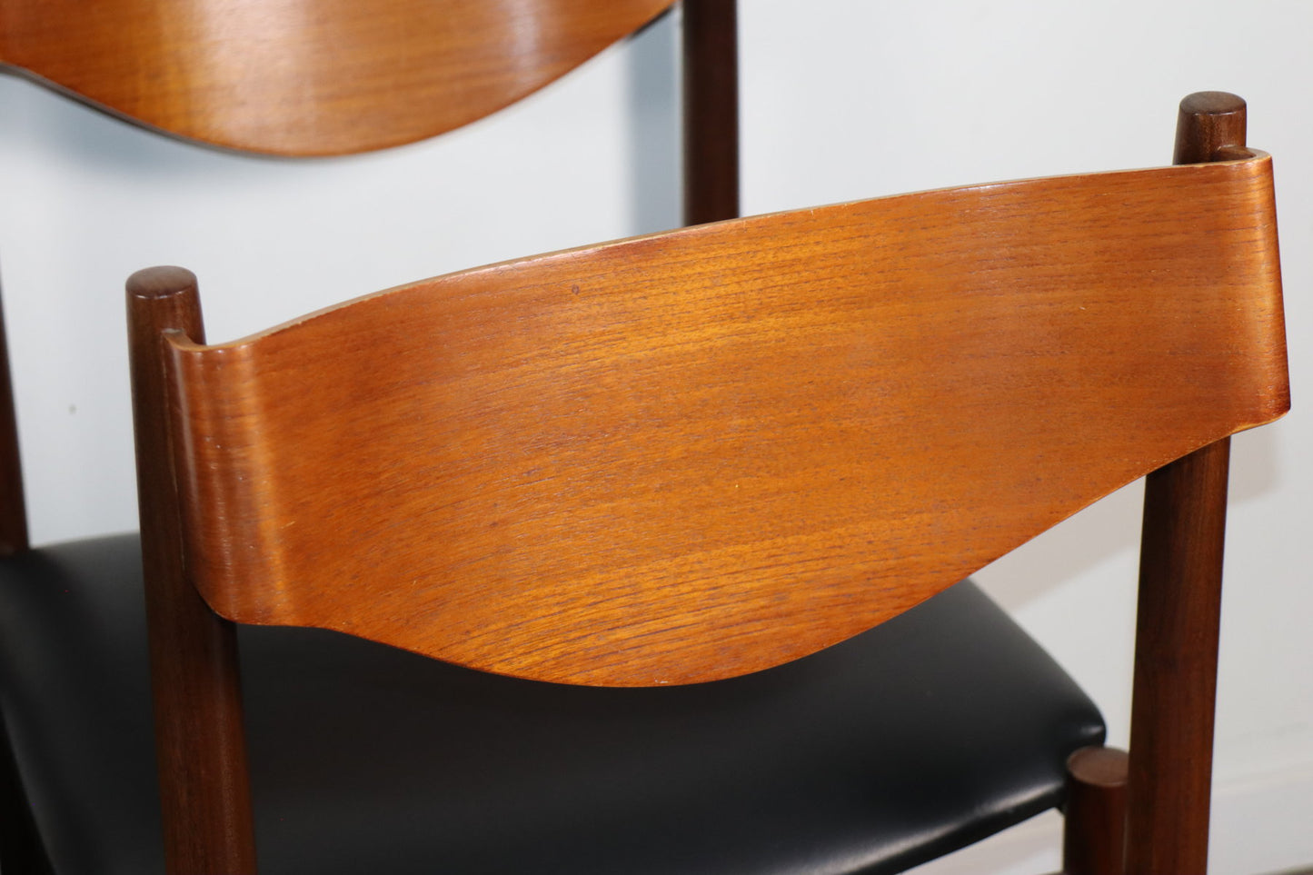Série de 6 chaises Gianfranco Frattini en teck et skaï noir – années 60