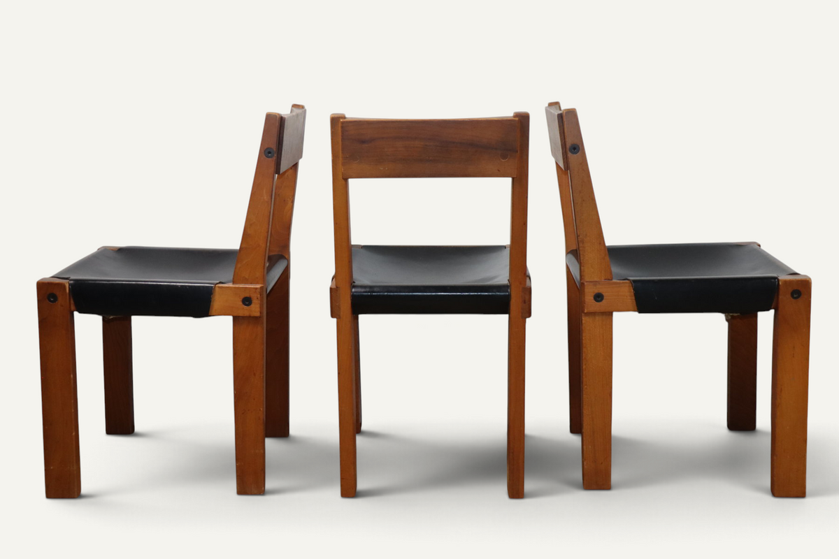 Série de 4 chaises S24 de Pierre Chapo – Orme massif et cuir noir – 1970