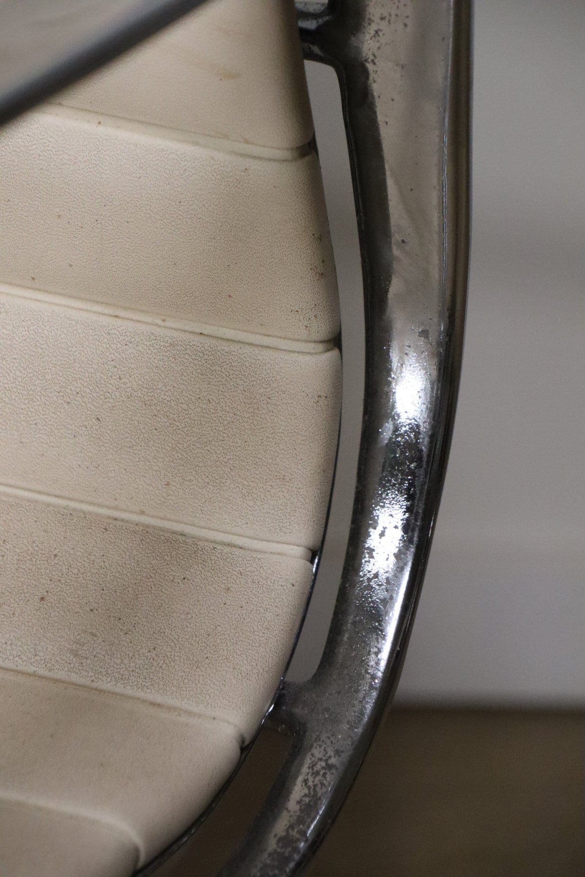 Fauteuil EA 108 en cuir – Charles & Ray Eames – Herman Miller – 1960