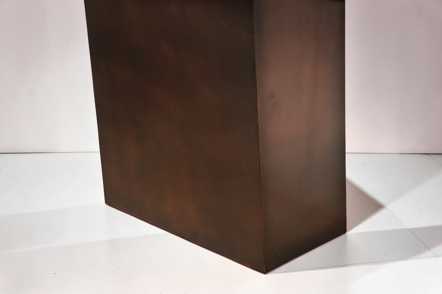 Console minimaliste en travertin et métal patiné — années 70