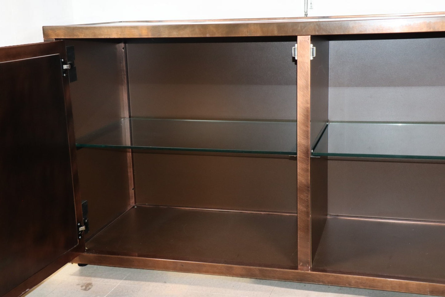Enfilade minimaliste en métal patiné bronze, années 70