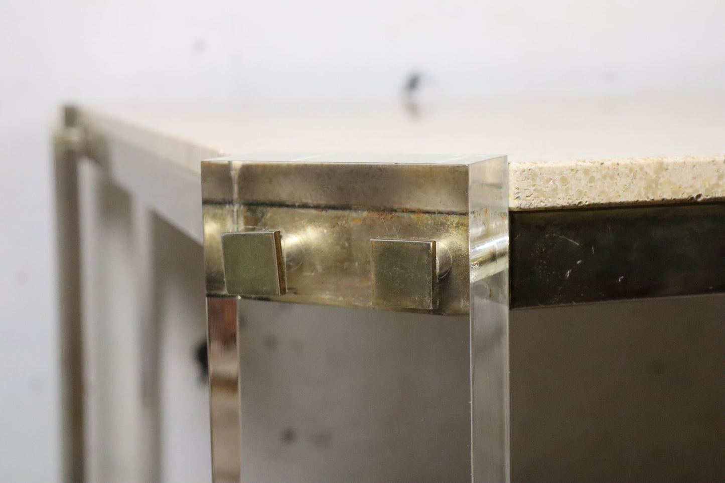 Table de repas années 70 en travertin, métal doré et plexiglas