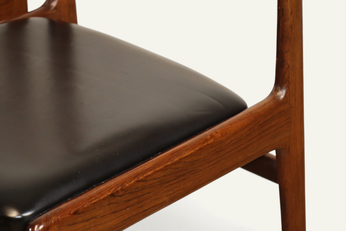 Série de 4 chaises vintage en teck et skaï noir – années 1960