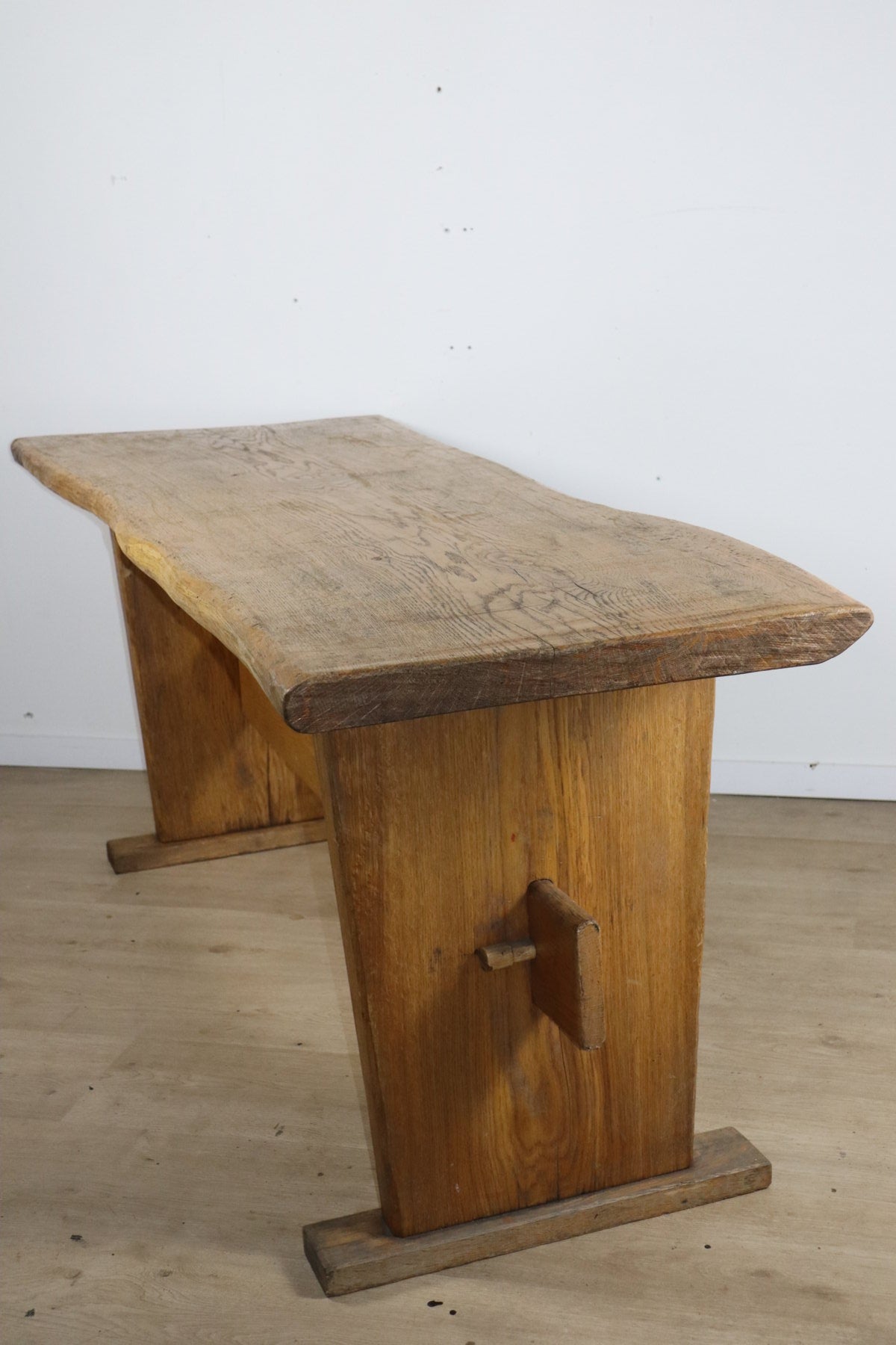 Table de repas brutaliste en bois massif - Années 50/60