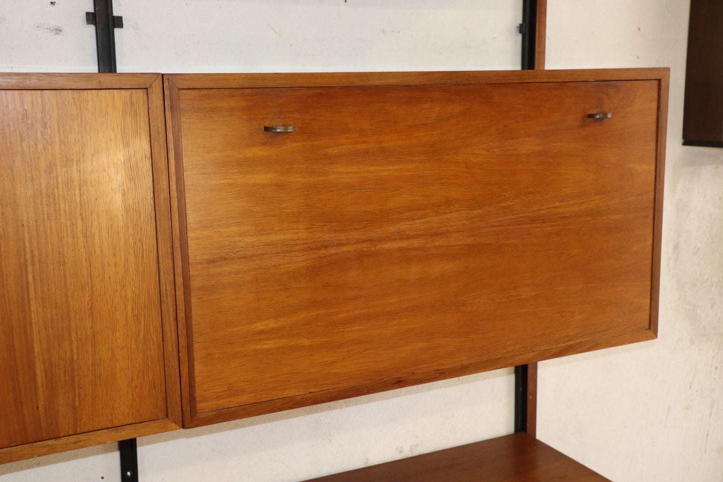 Bibliothèque murale modulable en teck et laiton – années 60