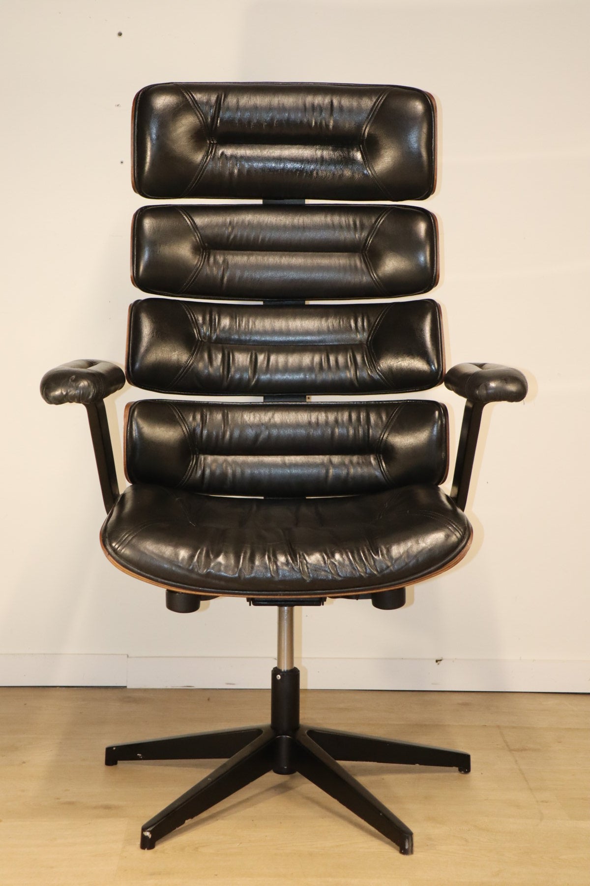 Fauteuil de bureau vintage en skaï et bois - 1970