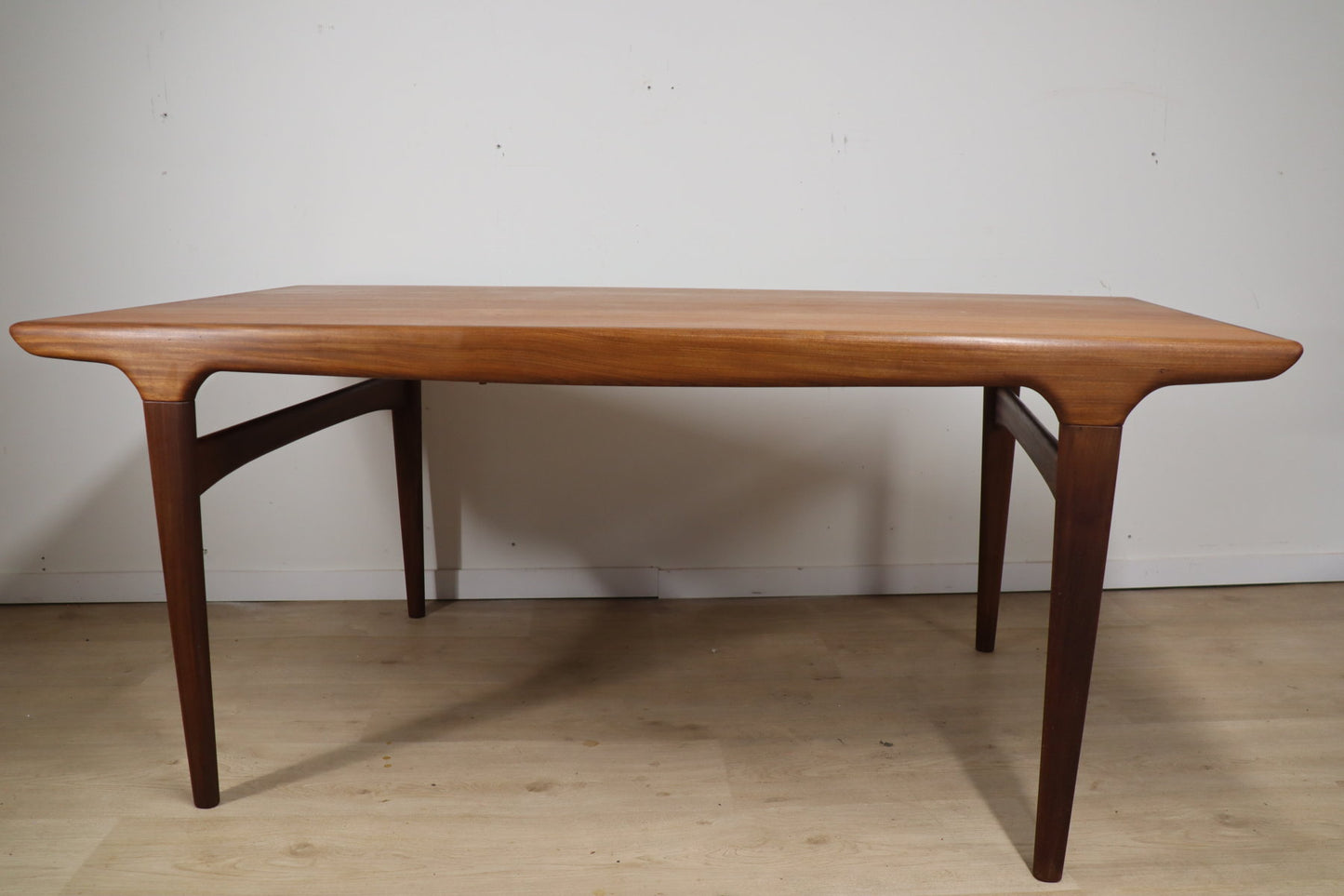 Table de repas scandinave par Johannes Andersen en teck, 1960