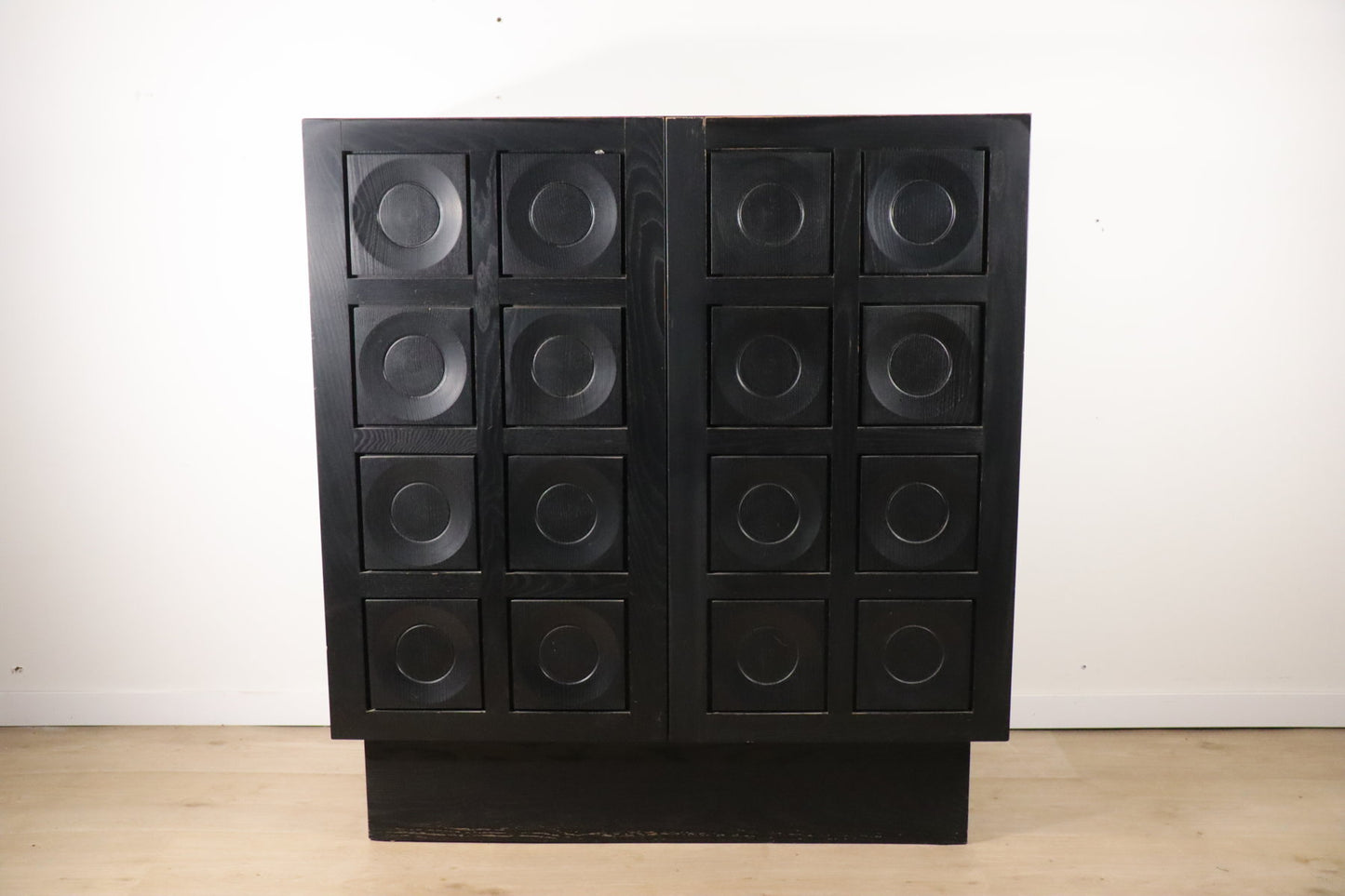 Cabinet buffet brutaliste sculpturale en bois noirci, 1970