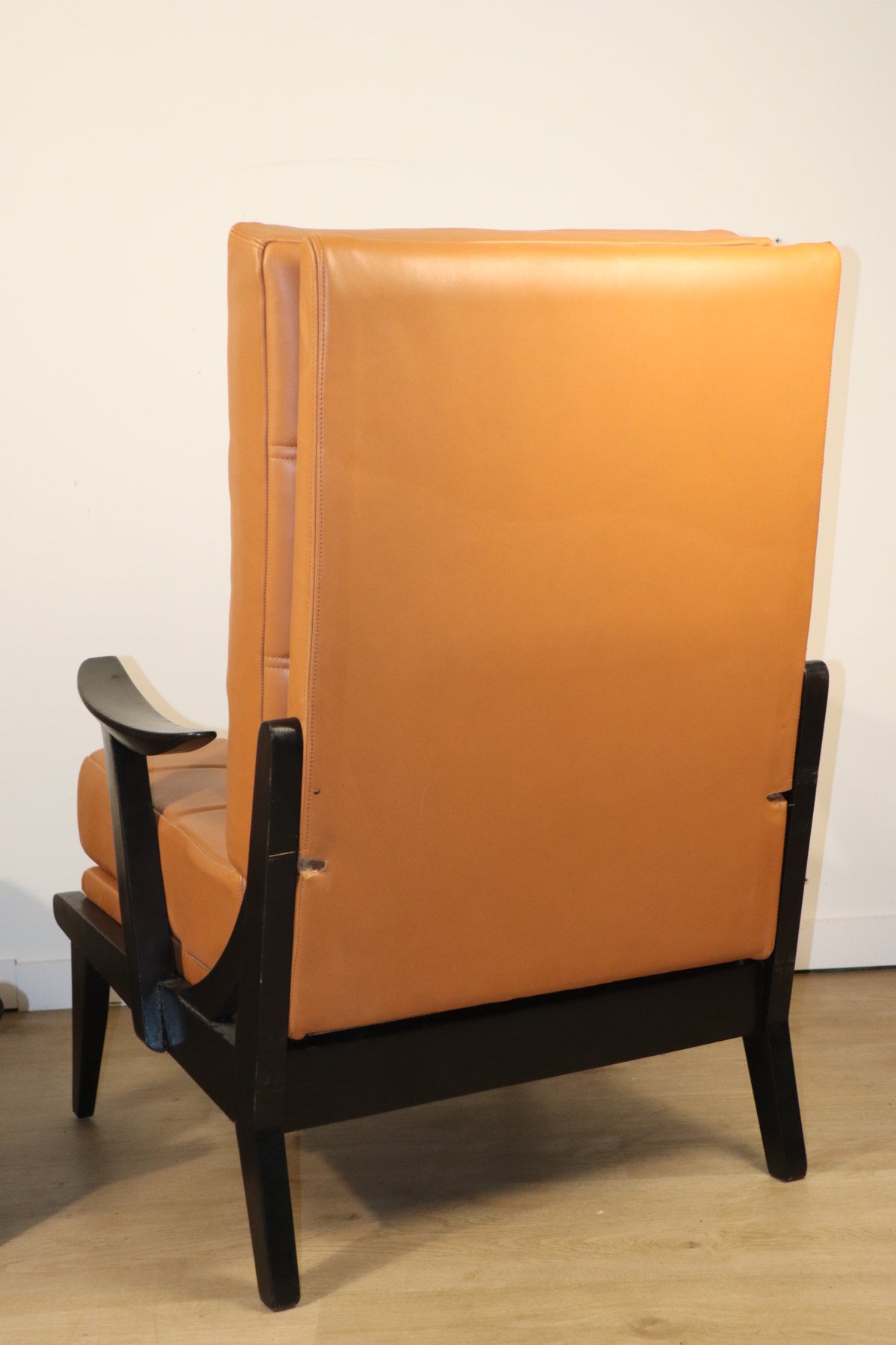 Paire de fauteuils vintage années 50 en bois noir et cuir caramel