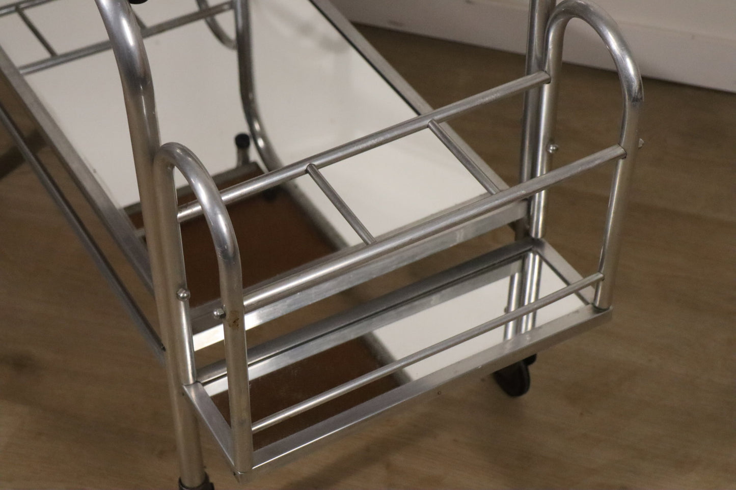 Desserte roulante vintage années 70 en métal chromé et verre miroir