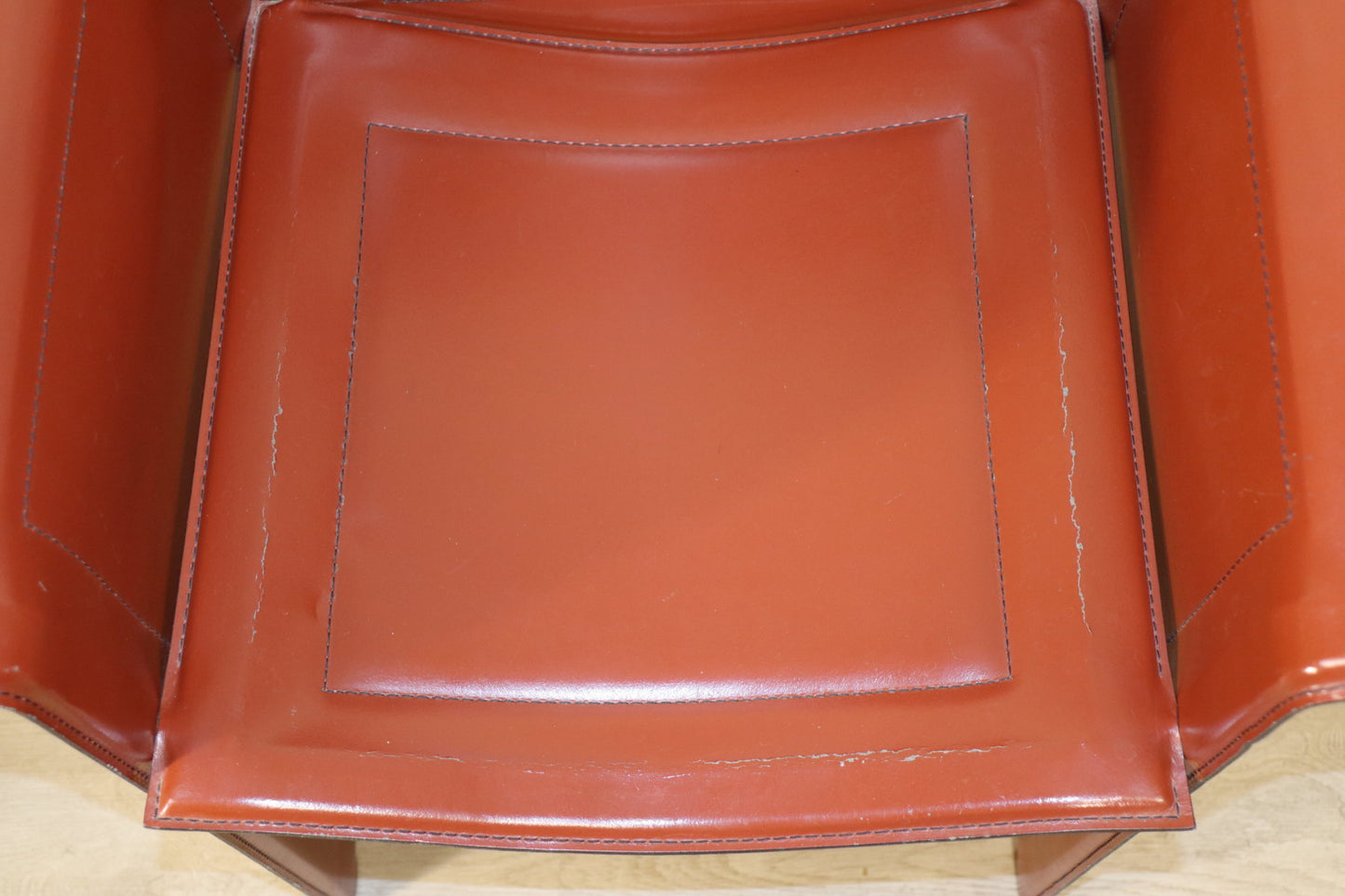 Fauteuil en cuir design minimaliste