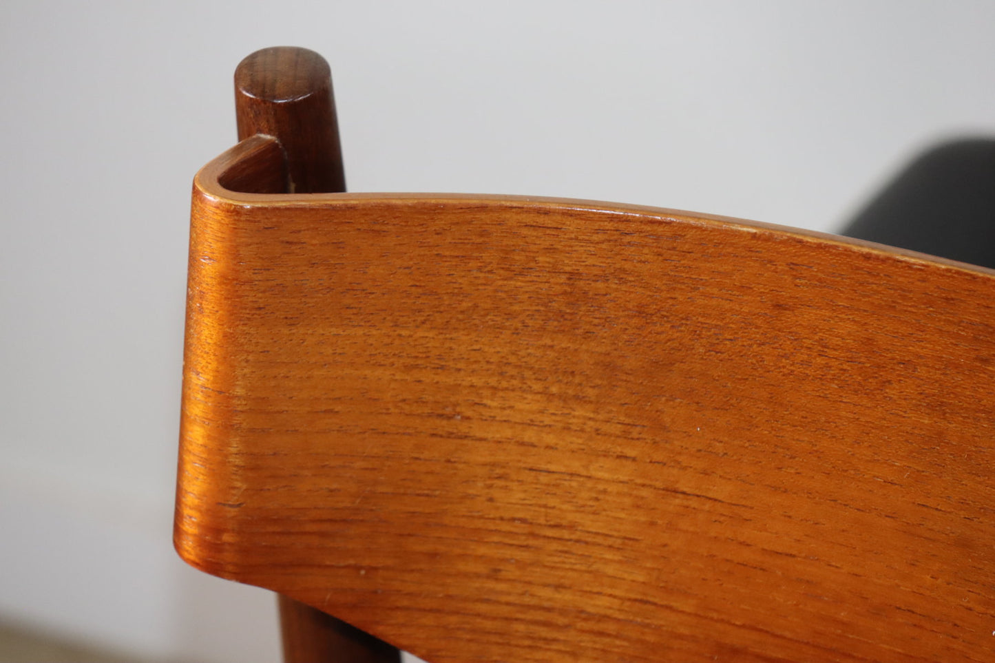 Série de 6 chaises Gianfranco Frattini en teck et skaï noir – années 60