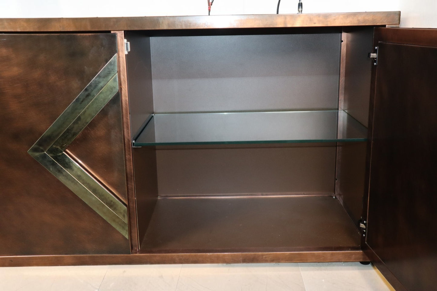 Enfilade minimaliste en métal patiné bronze, années 70