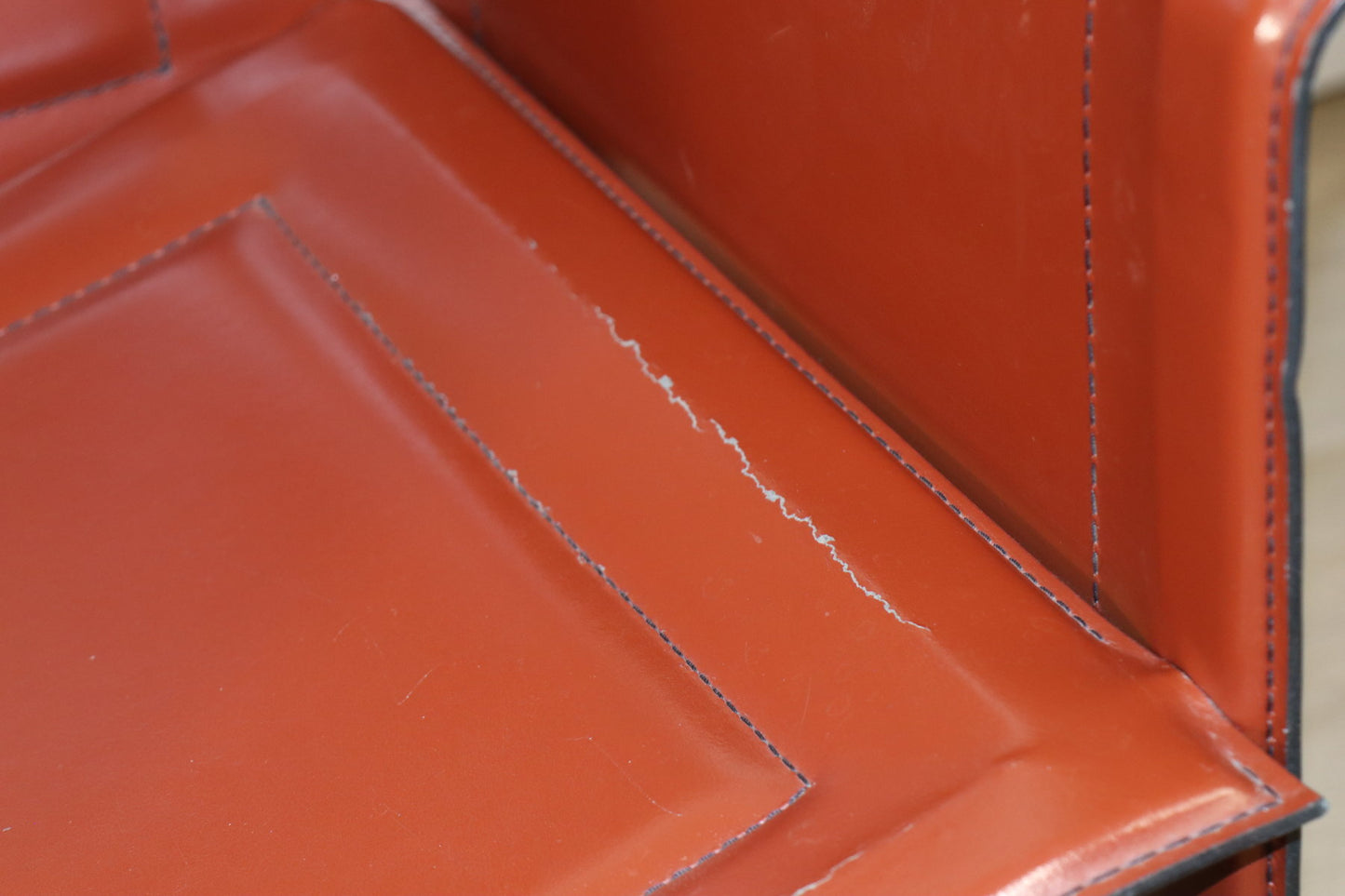 Fauteuil en cuir design minimaliste