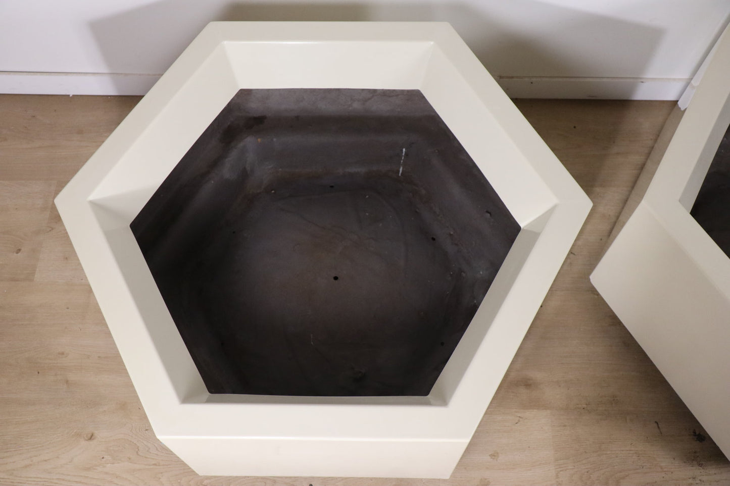Paire de jardinières hexagonales en fibre de verre vintage – 1970