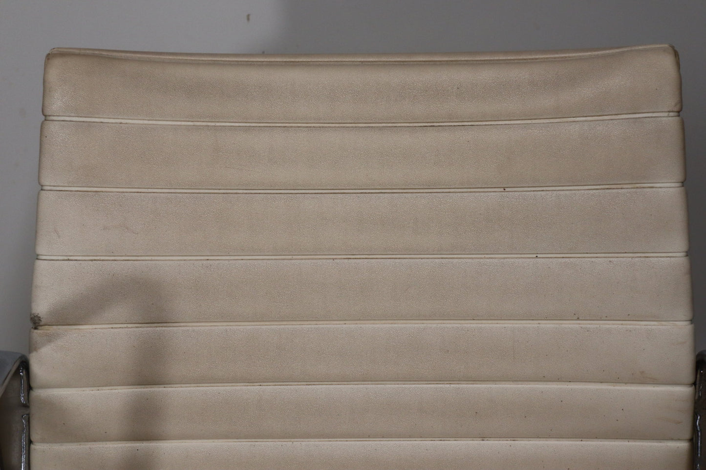 Fauteuil EA 108 en cuir – Charles & Ray Eames – Herman Miller – 1960