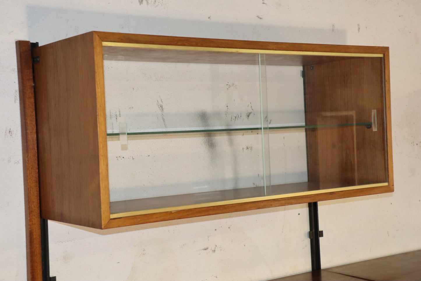 Bibliothèque murale modulable en teck et laiton – années 60