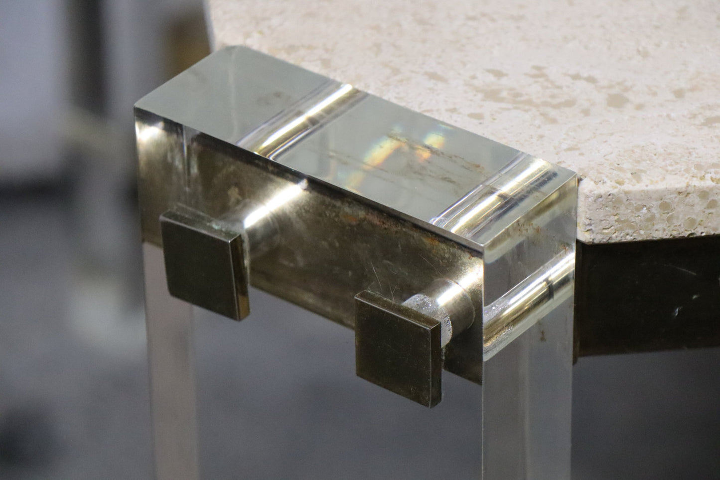 Table de repas années 70 en travertin, métal doré et plexiglas