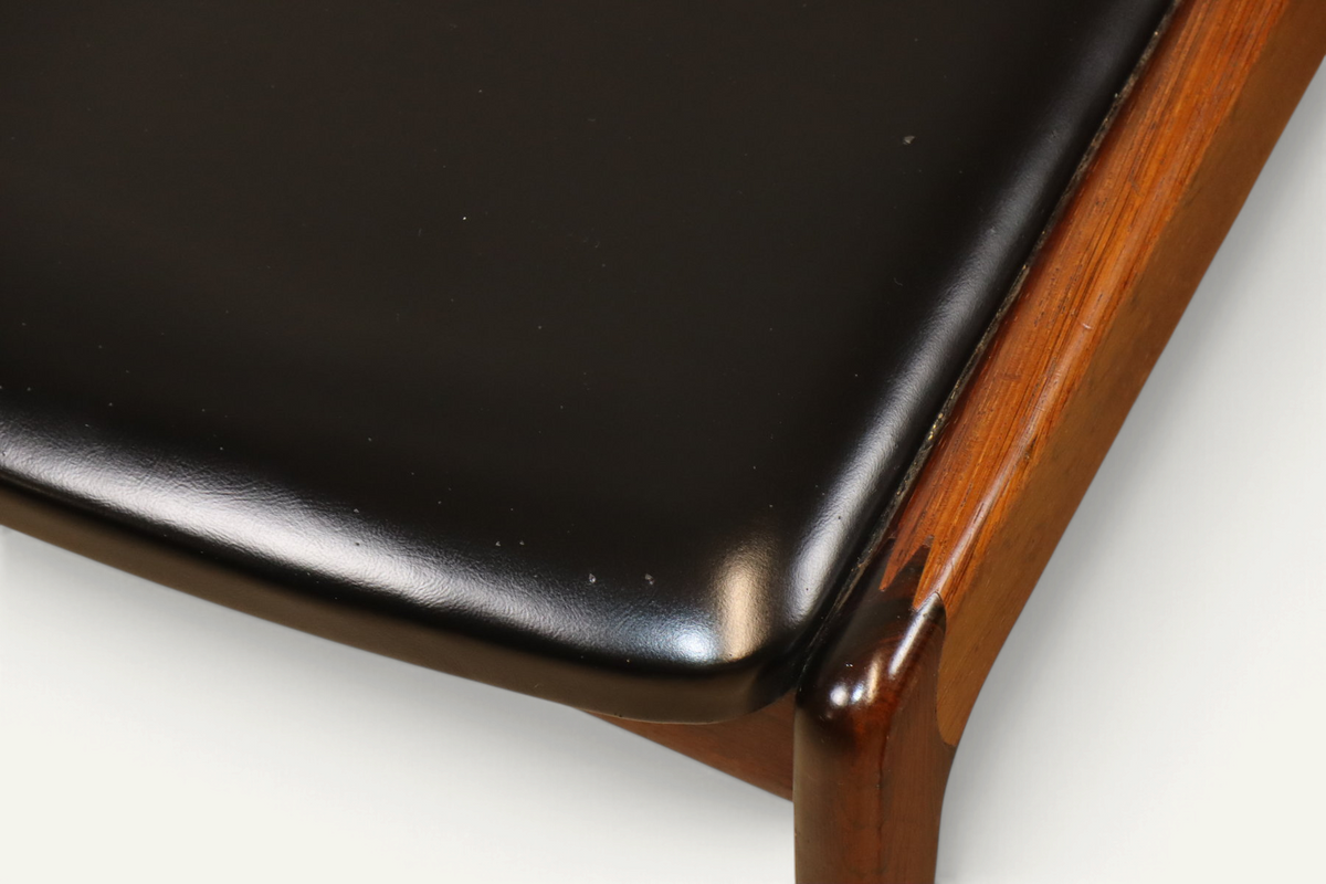 Série de 4 chaises vintage en teck et skaï noir – années 1960