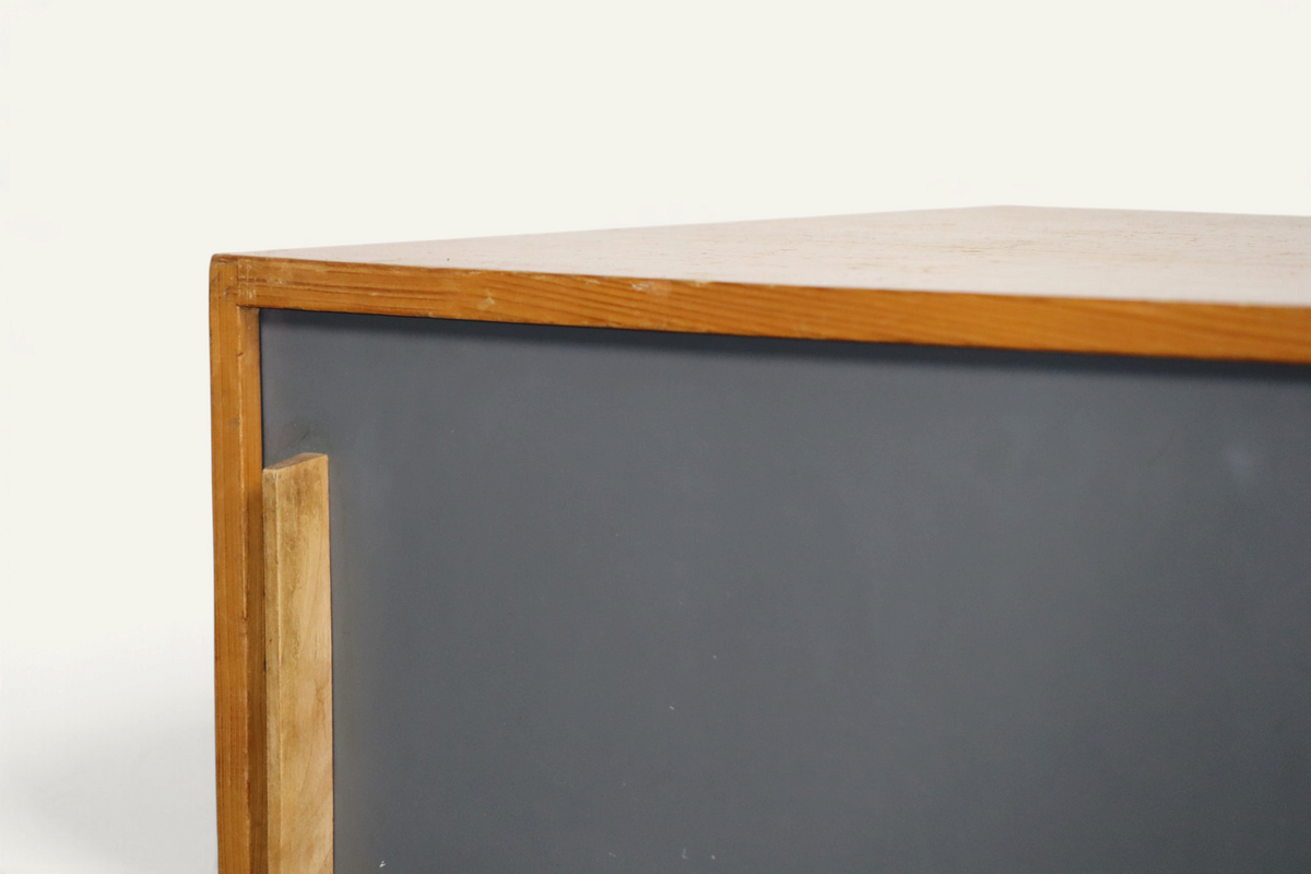 Meuble d’appoint vintage en bois à portes coulissantes – années 60