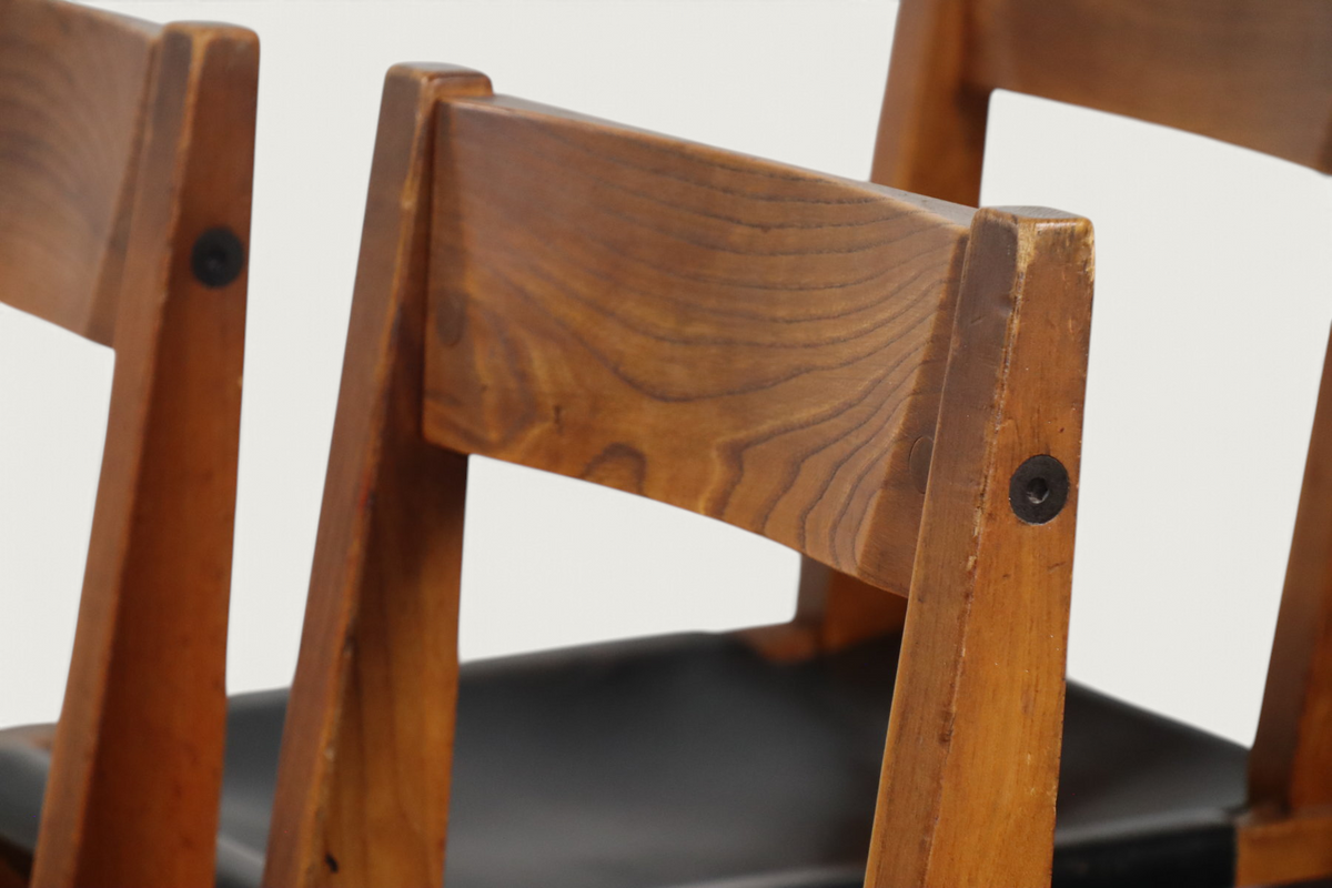 Série de 4 chaises S24 de Pierre Chapo – Orme massif et cuir noir – 1970