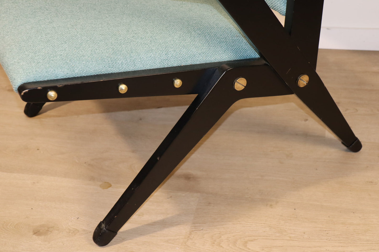 Fauteuil vintage années 60 en bois noir et tissu