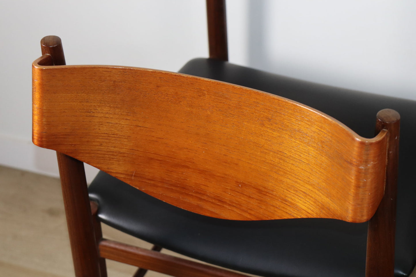 Série de 6 chaises Gianfranco Frattini en teck et skaï noir – années 60