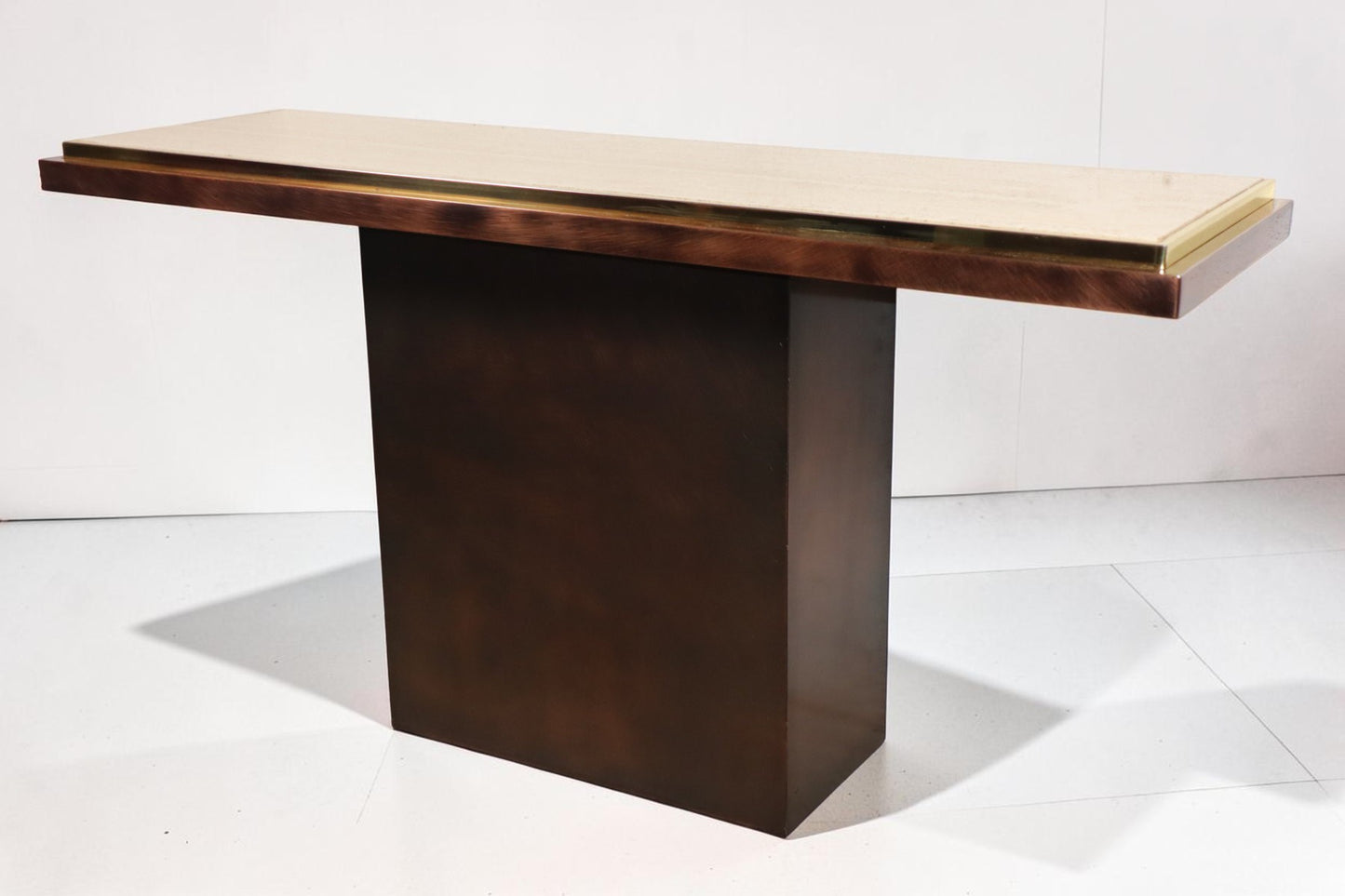 Console minimaliste en travertin et métal patiné — années 70