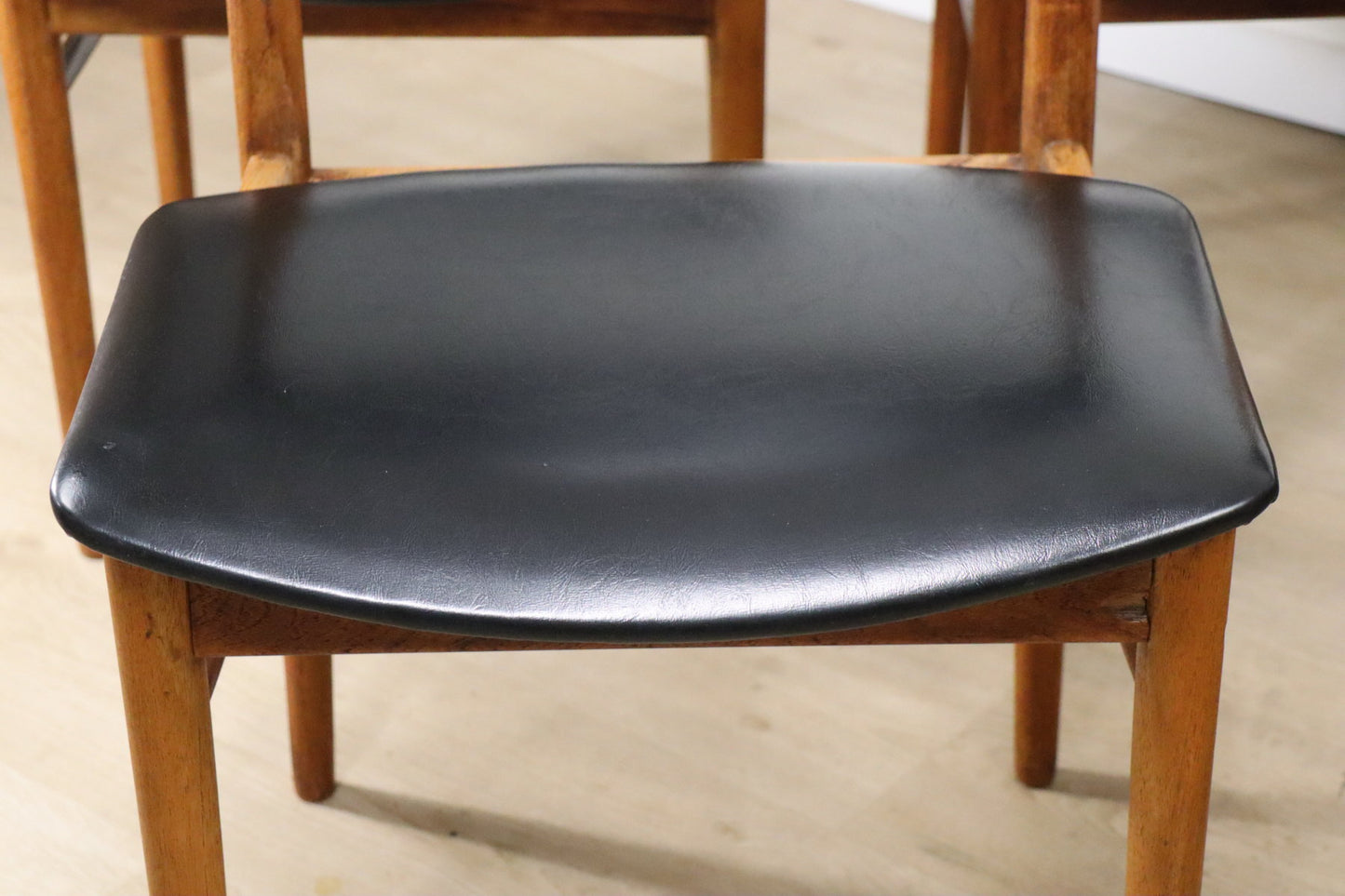 Série de 4 chaises scandinave en teck et skaï, 1960