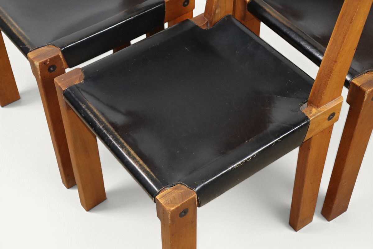 Série de 4 chaises S24 de Pierre Chapo – Orme massif et cuir noir – 1970
