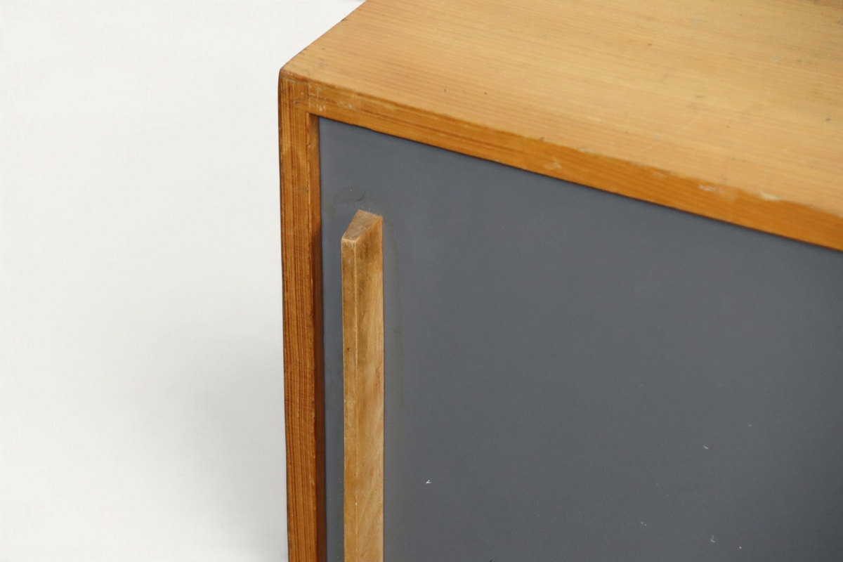 Meuble d’appoint vintage en bois à portes coulissantes – années 60
