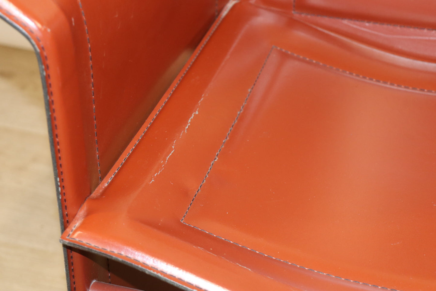 Fauteuil en cuir design minimaliste