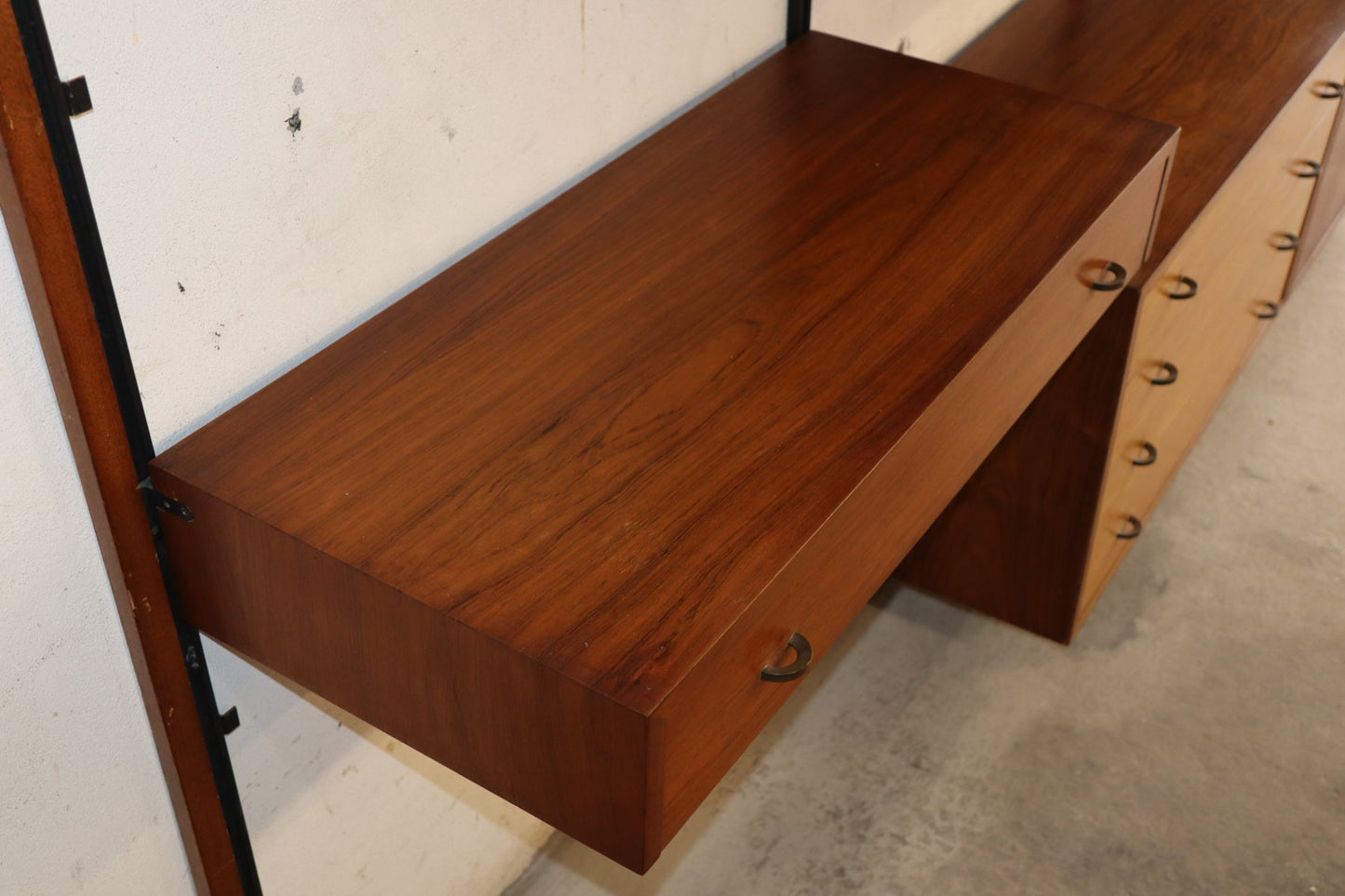 Bibliothèque murale modulable en teck et laiton – années 60