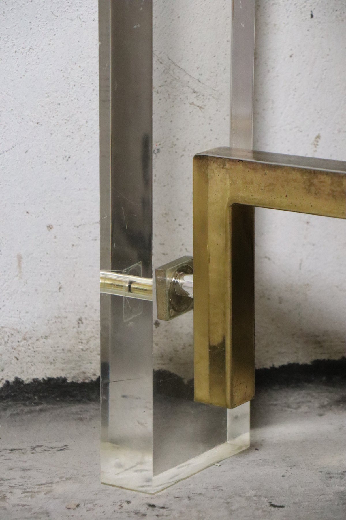 Table de repas années 70 en travertin, métal doré et plexiglas