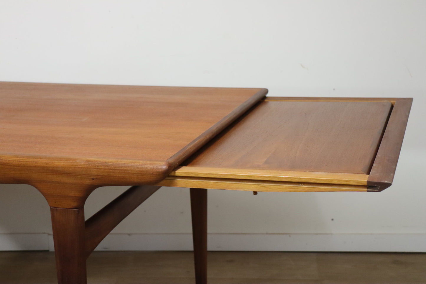 Table de repas scandinave par Johannes Andersen en teck, 1960