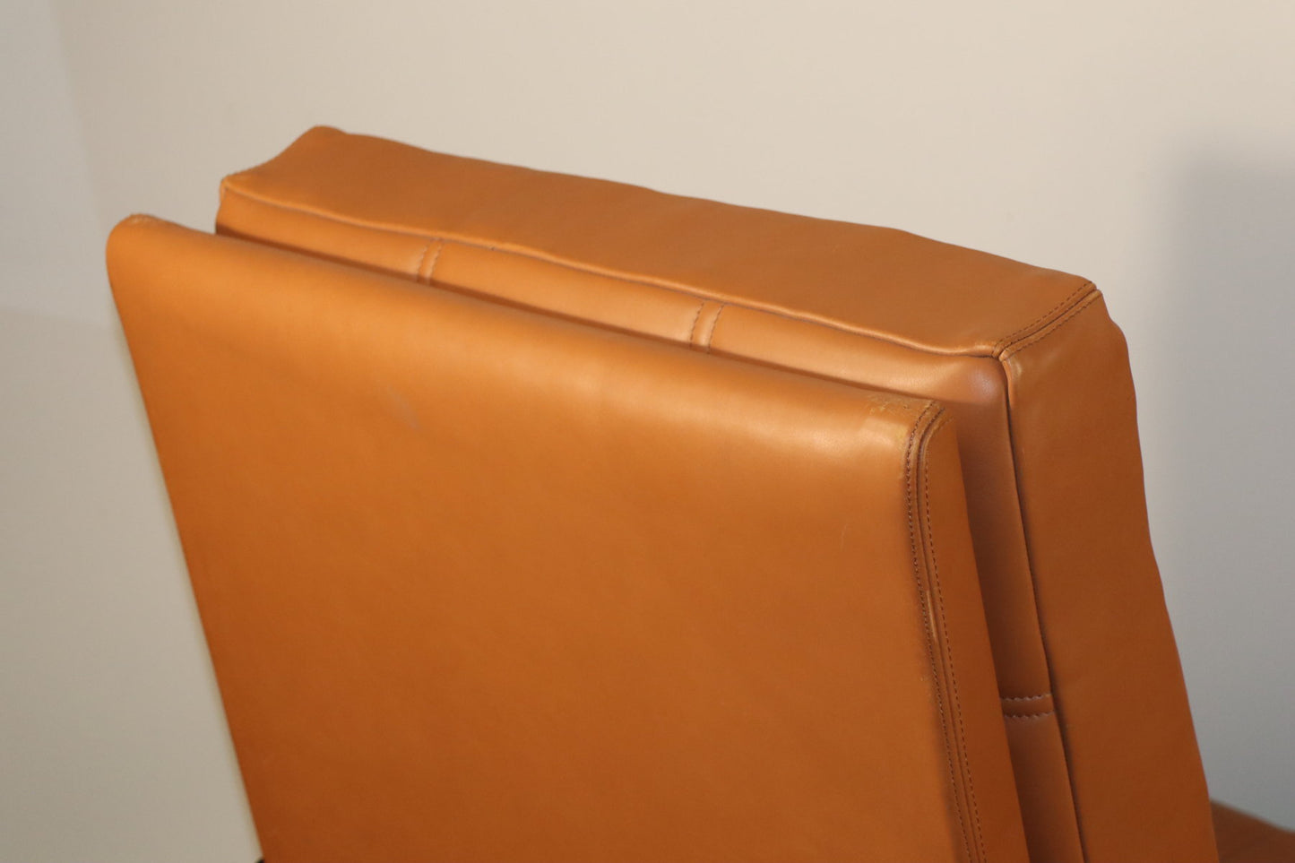 Paire de fauteuils vintage années 50 en bois noir et cuir caramel